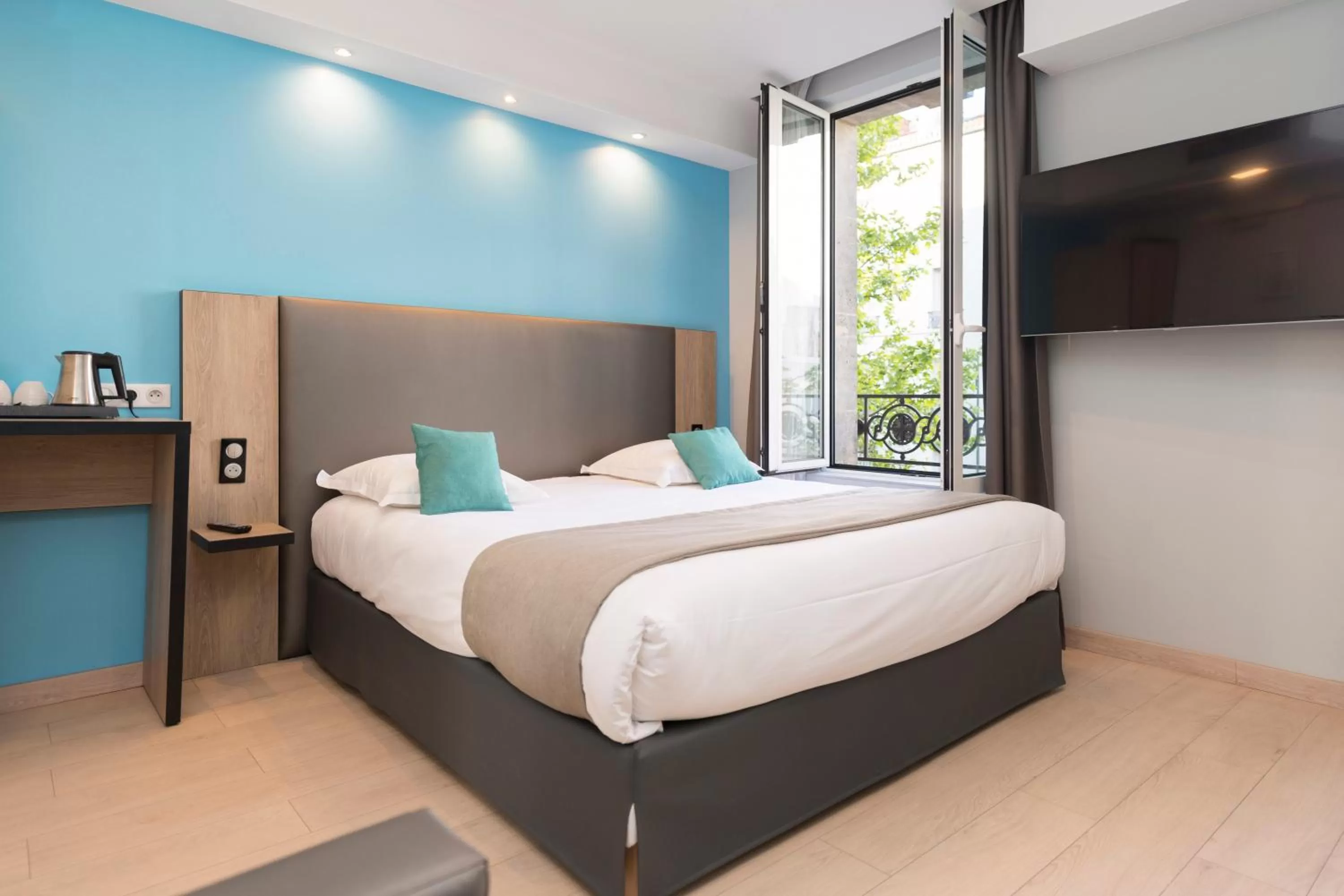 Bed in Grand Hôtel Clichy Paris