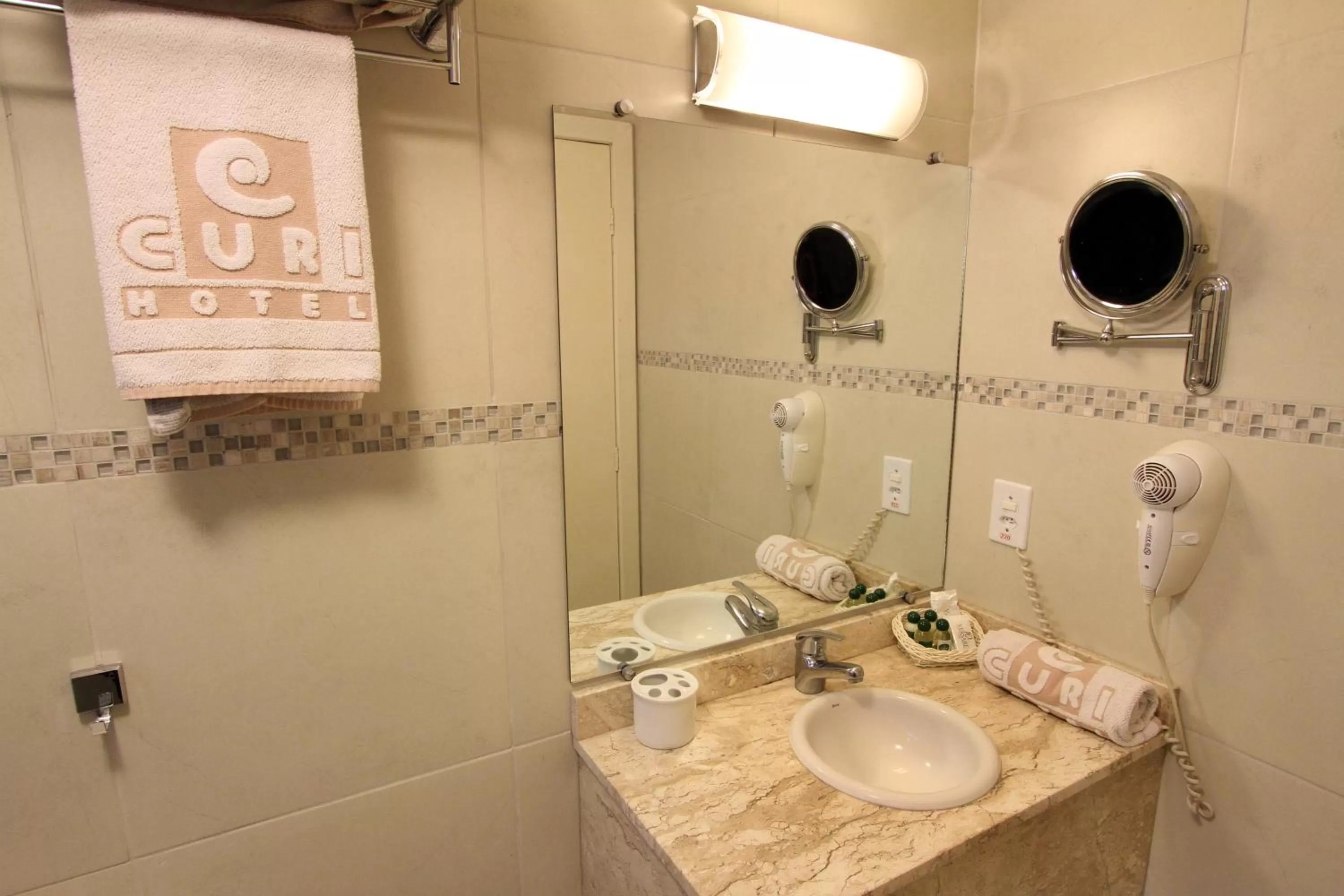 Bathroom in Hotel Curi Executive