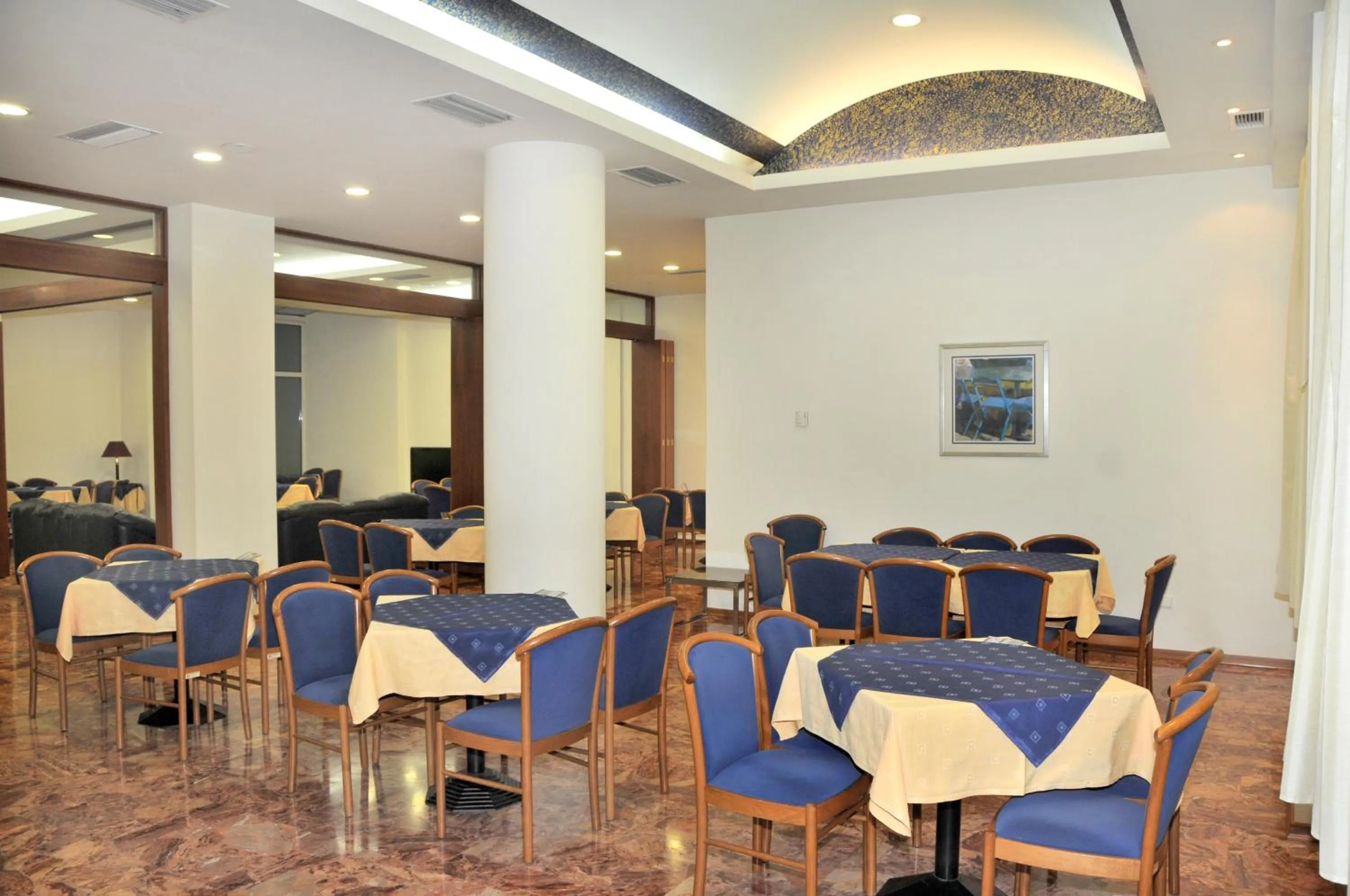 Restaurant/places to eat in Hotel Elena