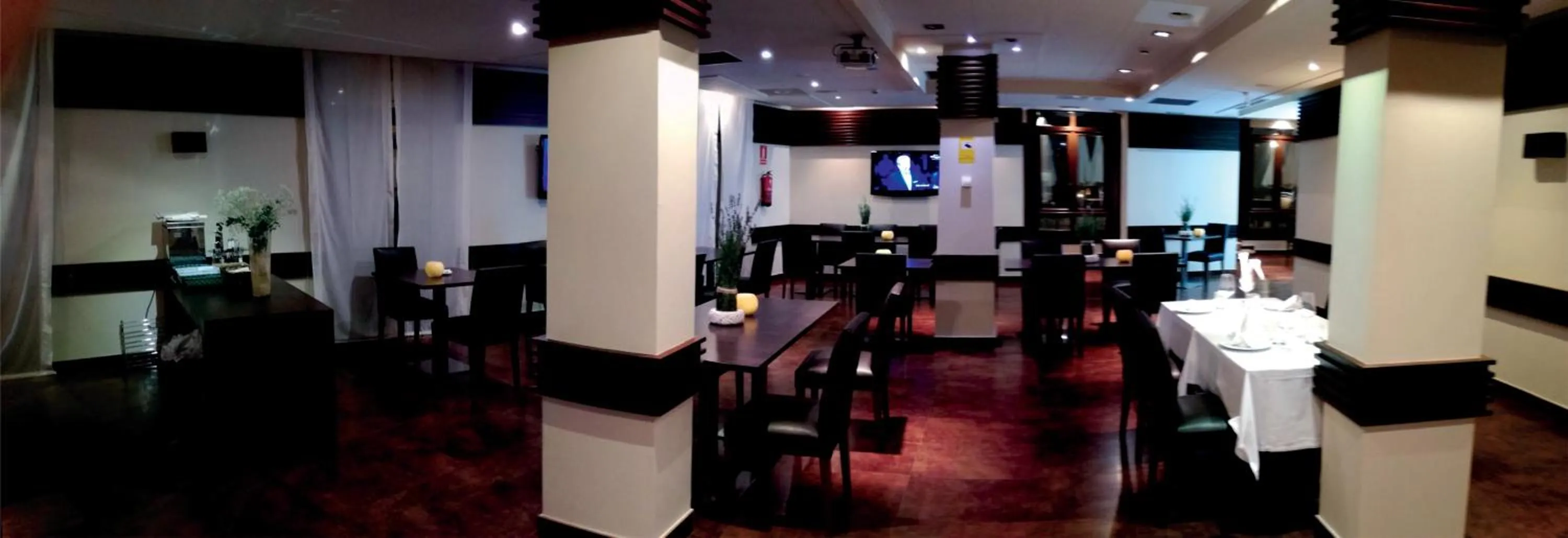 Restaurant/places to eat in Hotel Villa de Aranda