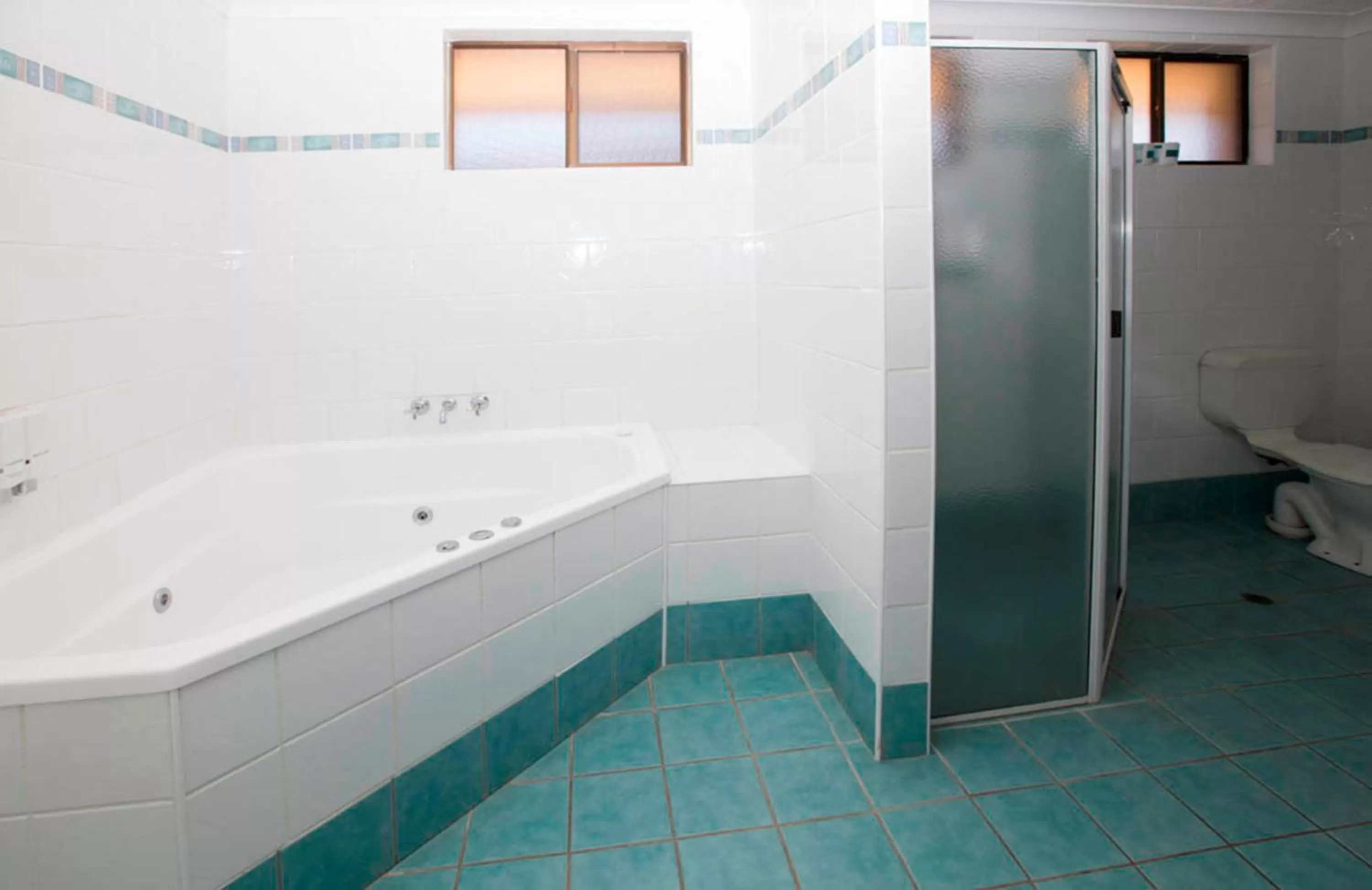 Bathroom in James Street Motor Inn