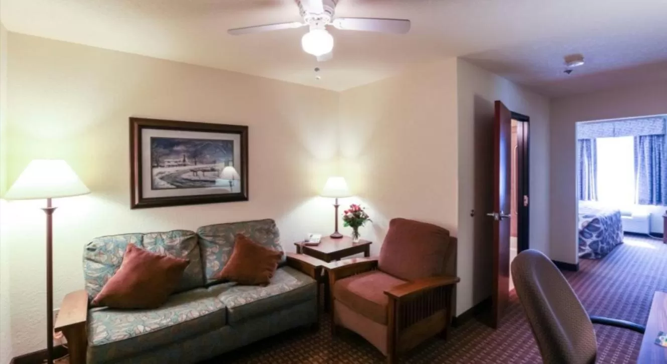 Seating area in Mountain Inn & Suites Airport - Hendersonville
