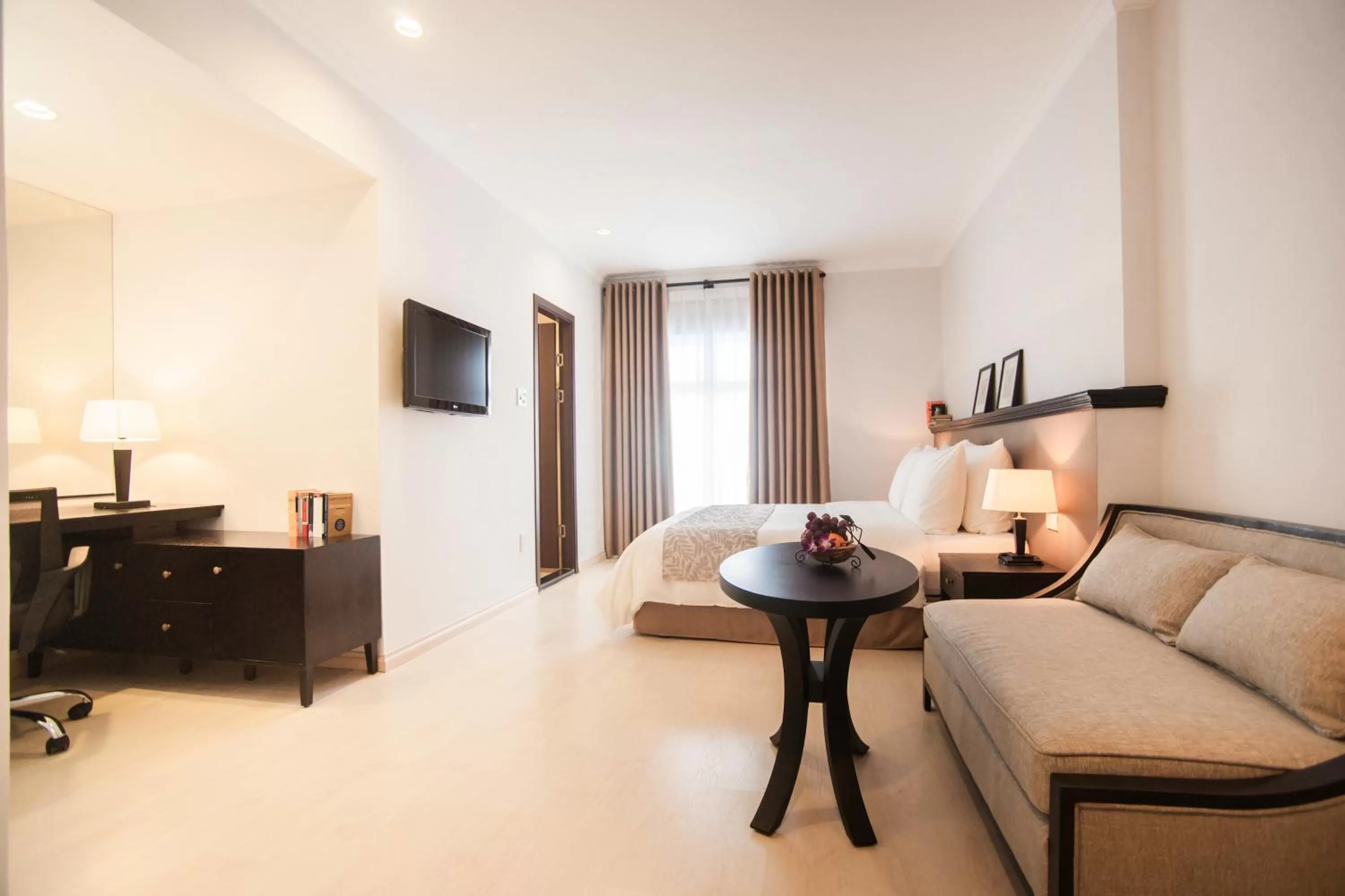 Photo of the whole room in The Alcove Library Hotel