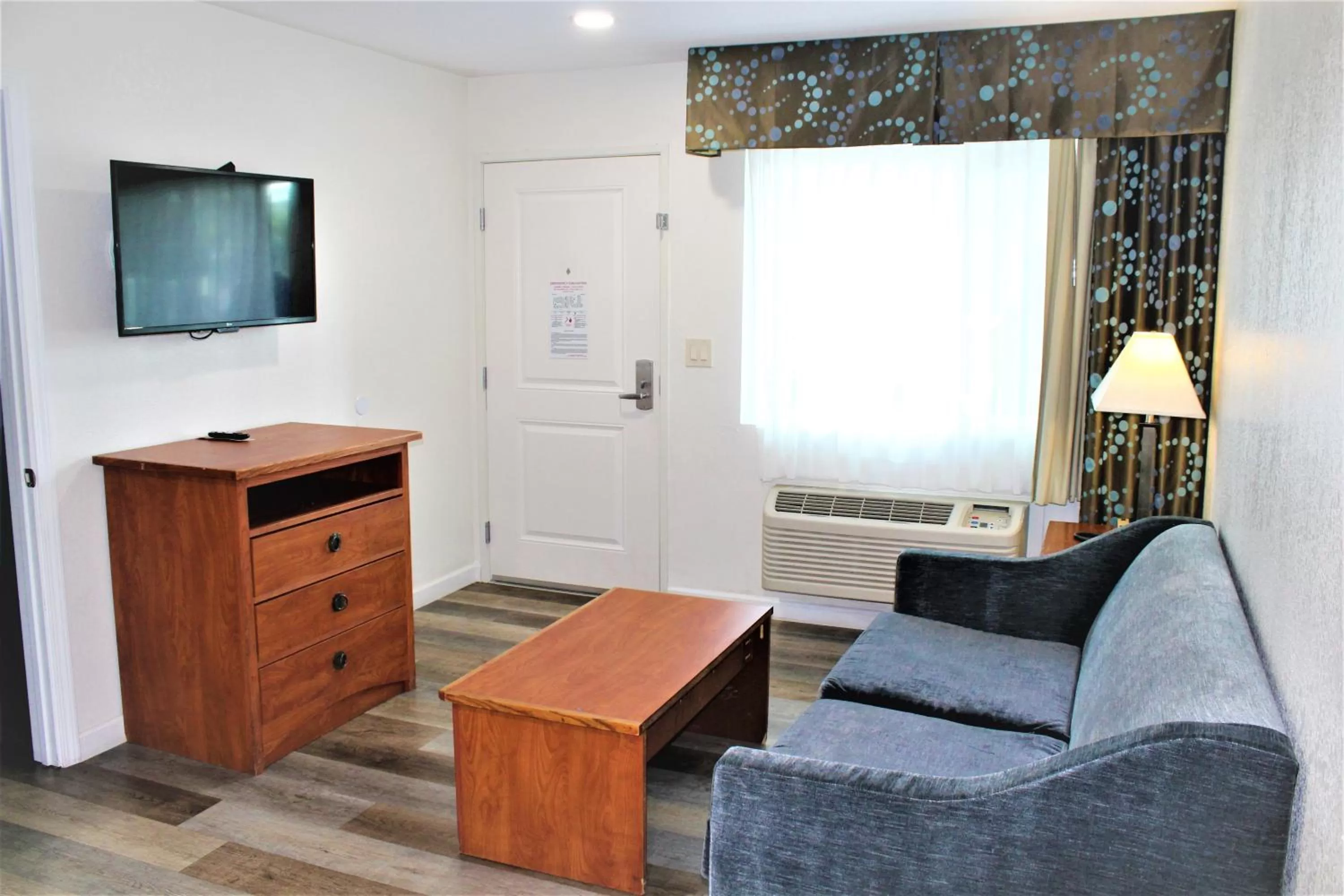 Communal lounge/ TV room in Howard Johnson Suites by Wyndham San Diego Chula Vista BayFront