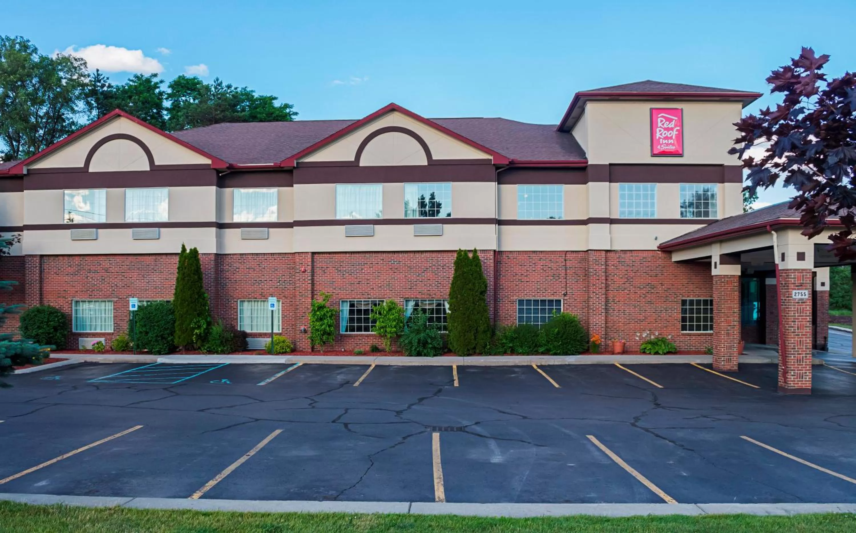 Property building in Red Roof Inn & Suites Lake Orion / Auburn Hills
