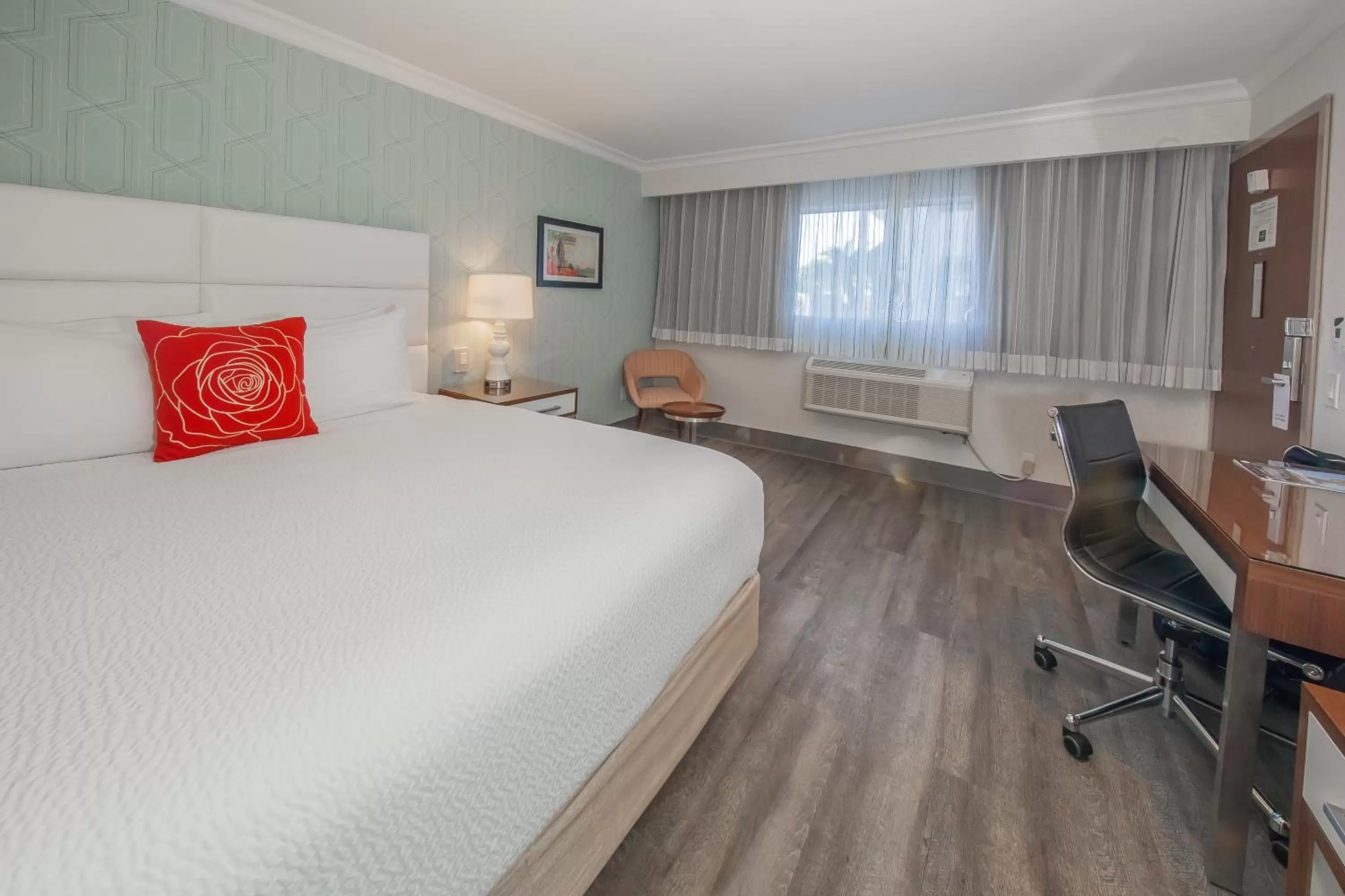 Photo of the whole room, Bed in Pasadena Rose & Crown Hotel