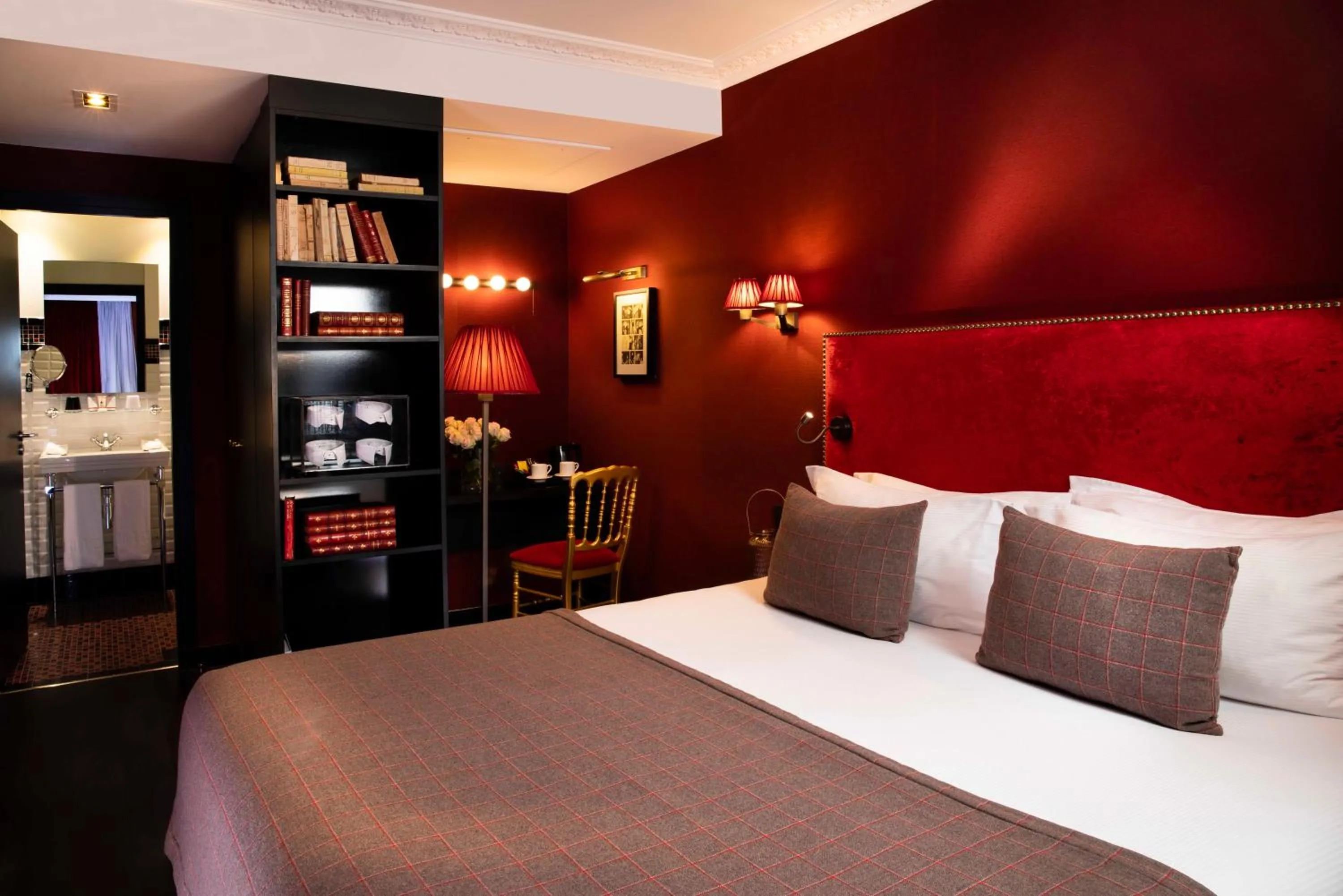 Photo of the whole room, Bed in Hotel Monsieur & Spa