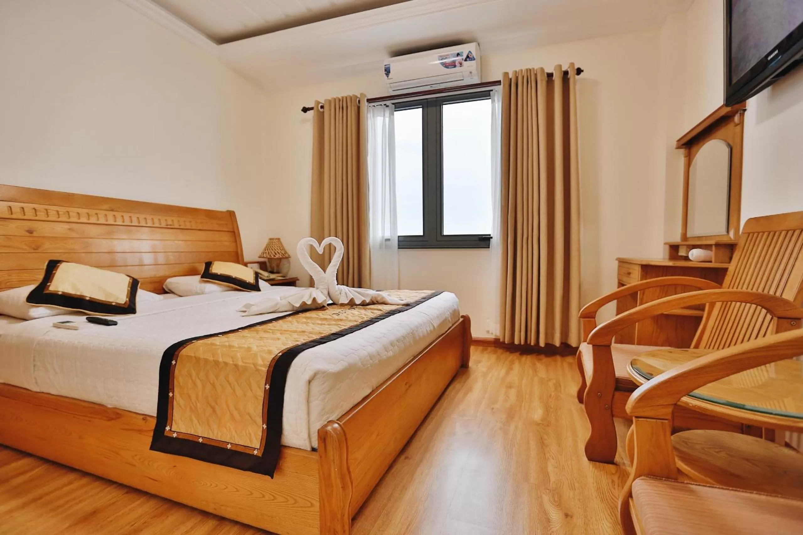 Bed in Duc Vuong Saigon Hotel - Cao Thang