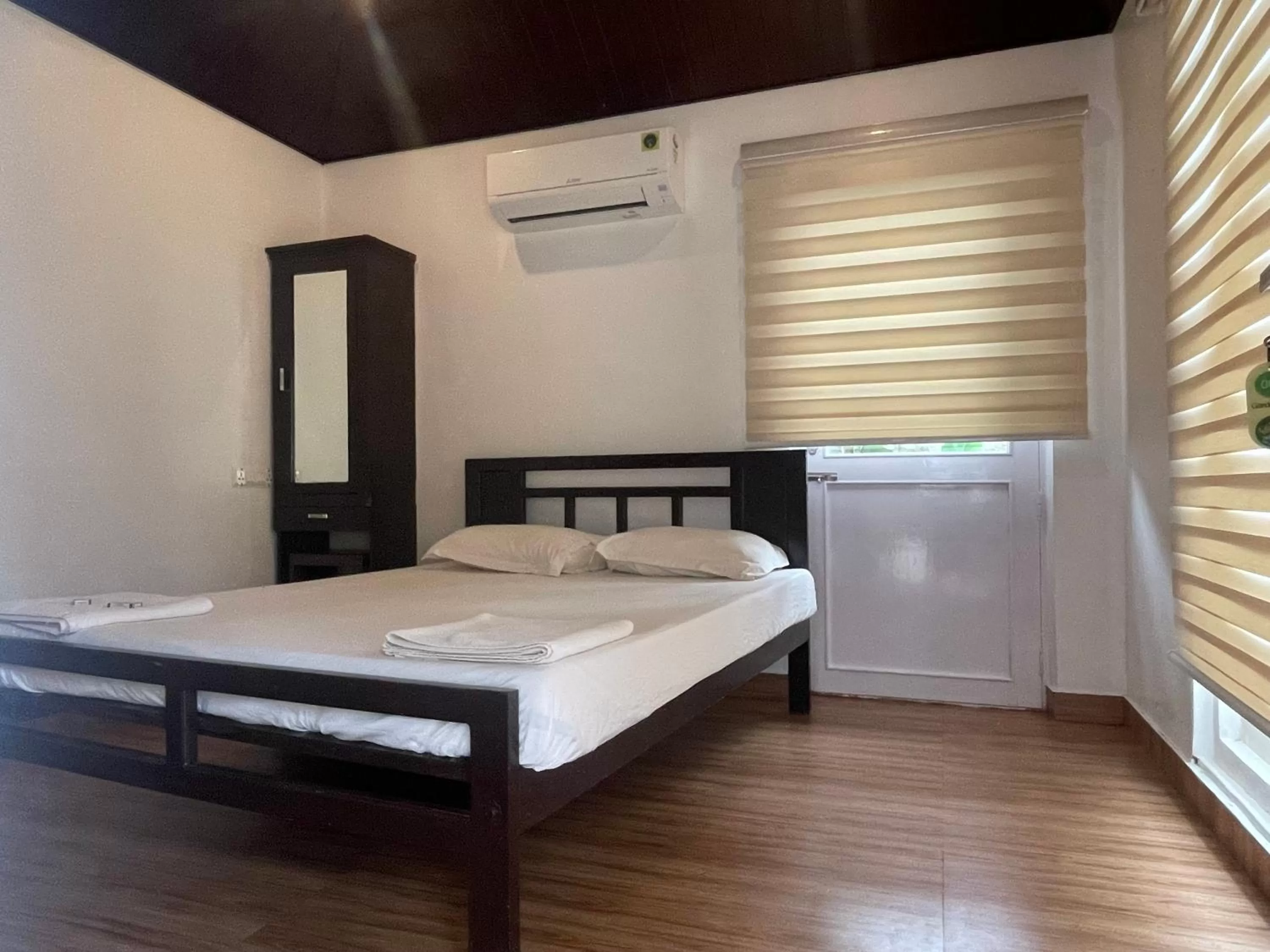 Bedroom, Bed in Garden Bay Resort