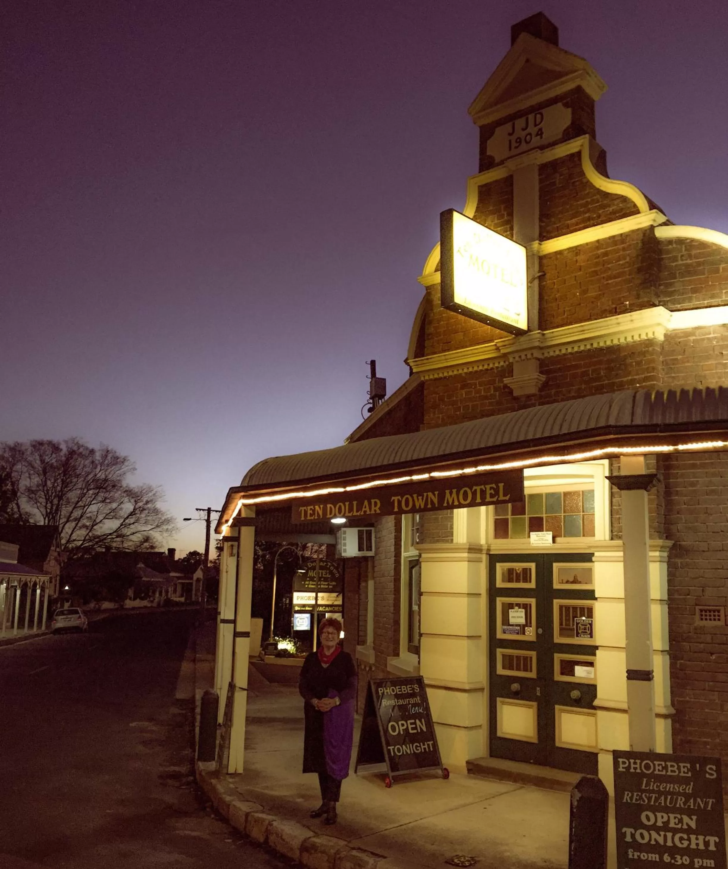 Property building in Ten Dollar Town Motel