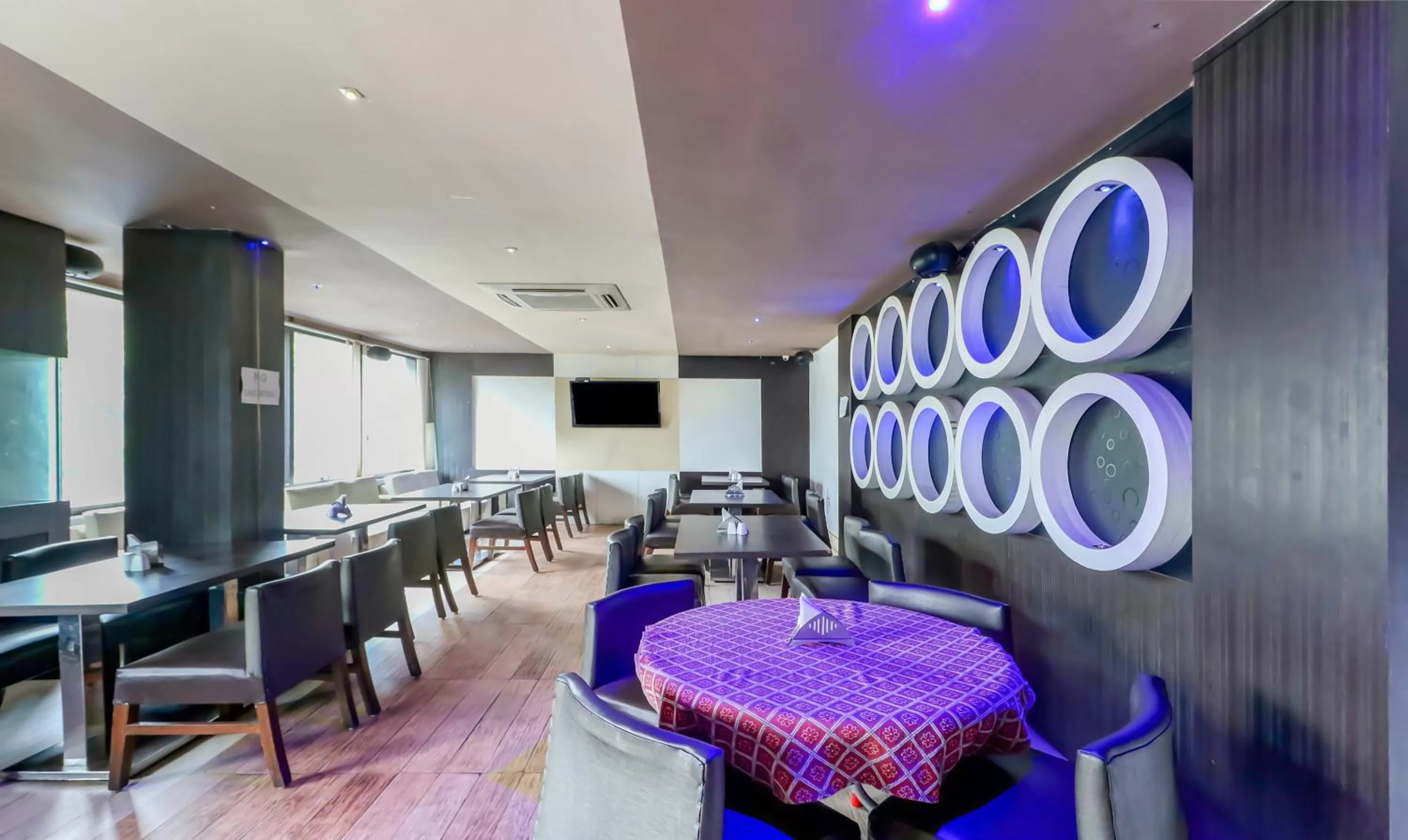 Restaurant/places to eat in Treebo Concerto Residentia