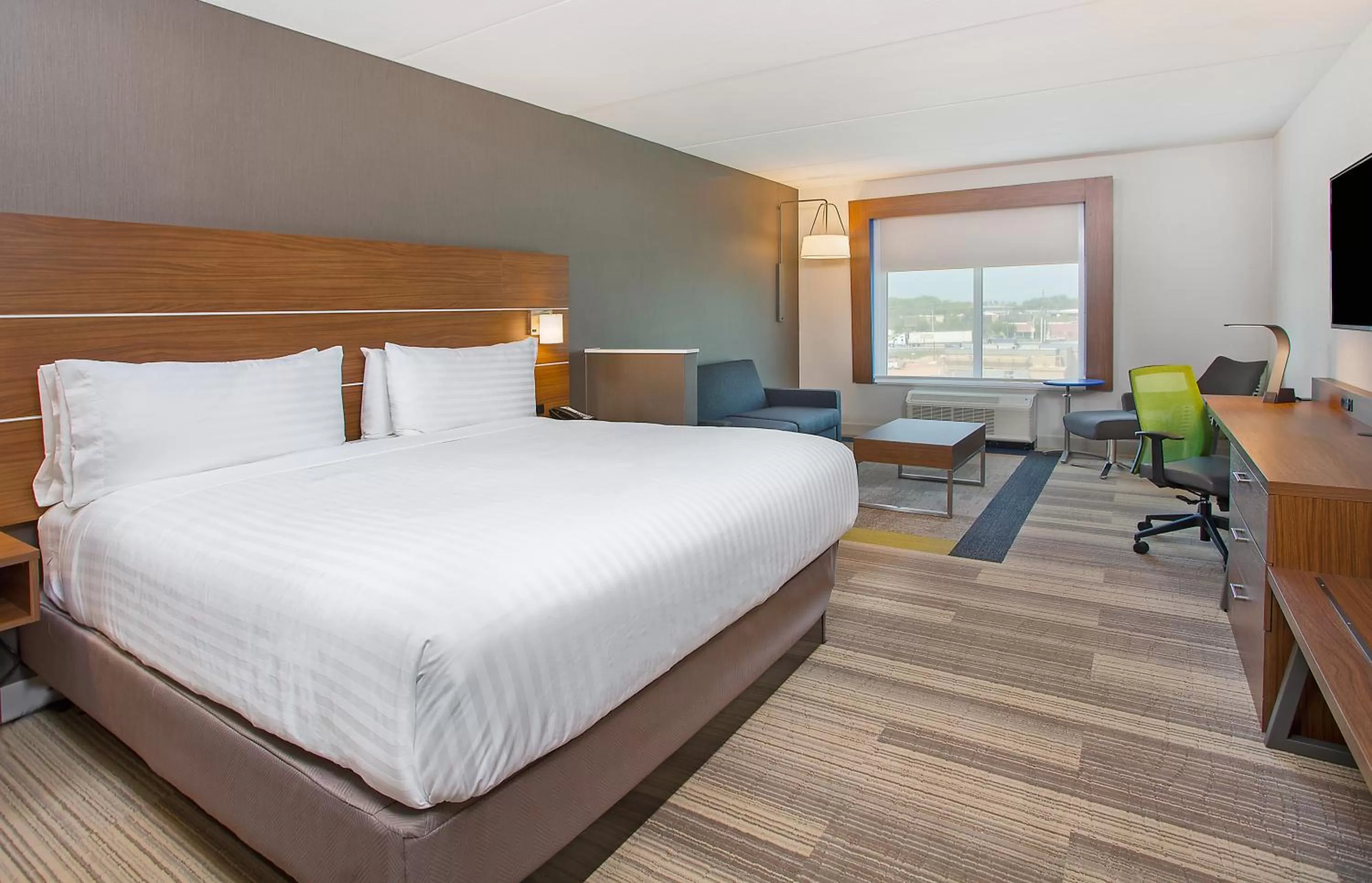 Photo of the whole room, Bed in Holiday Inn Express & Suites Covington by IHG