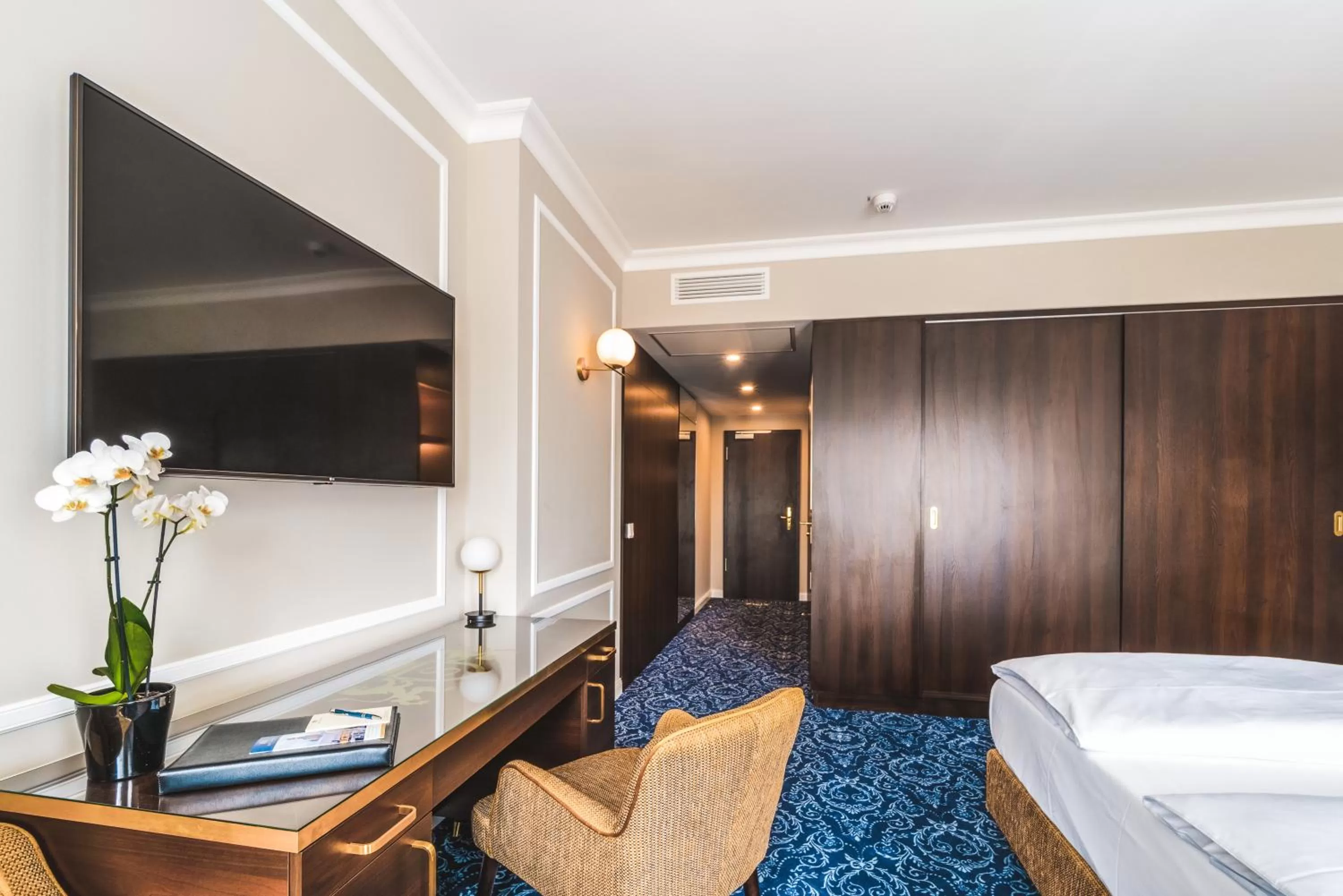 Photo of the whole room, Bed in Hotel Suitess