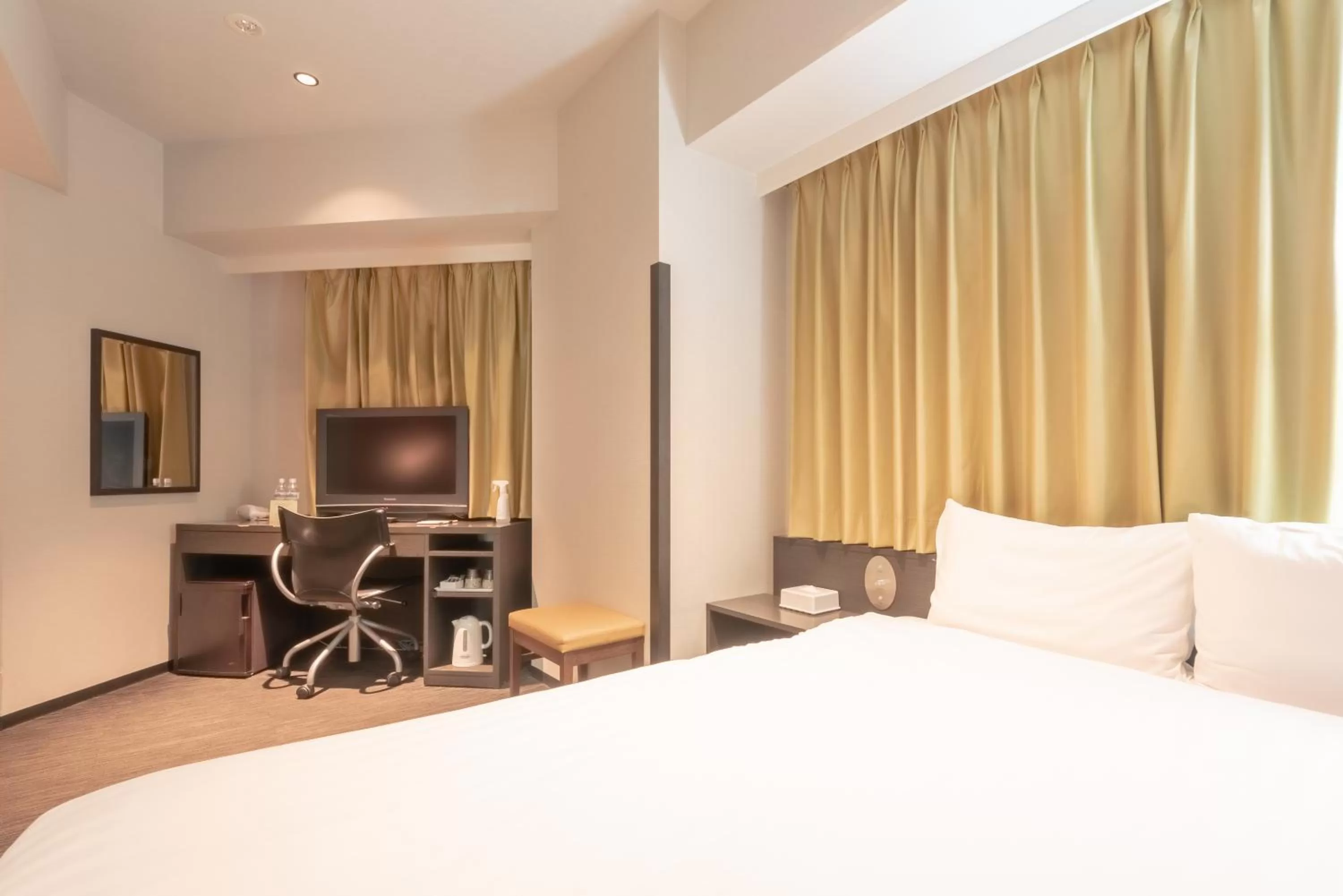 TV and multimedia, Bed in E Hotel Higashi Shinjuku