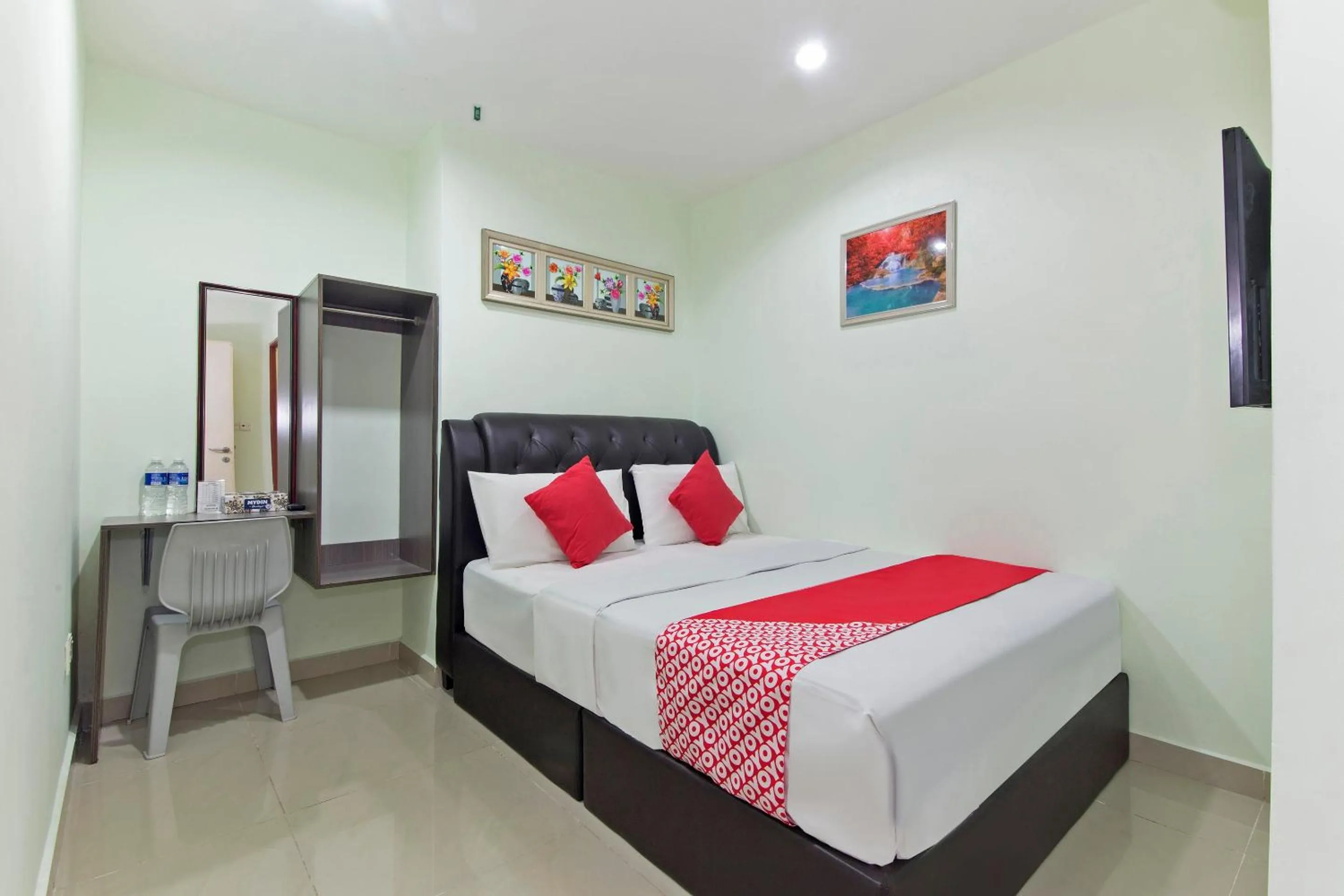 Bedroom, Bed in OYO 444 KL Empire Hotel