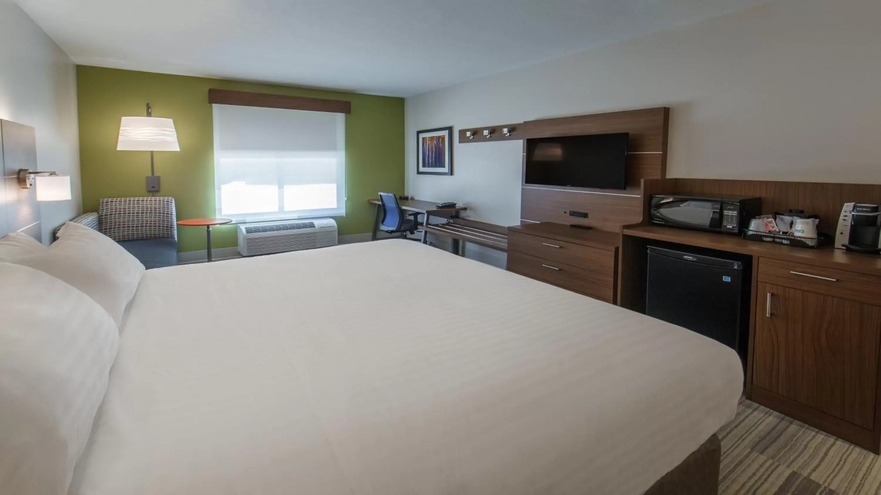 Standard King Room in Holiday Inn Express Gatlinburg Downtown by IHG Standard King Room in Holiday Inn Express Gatlinburg Downtown by IHG