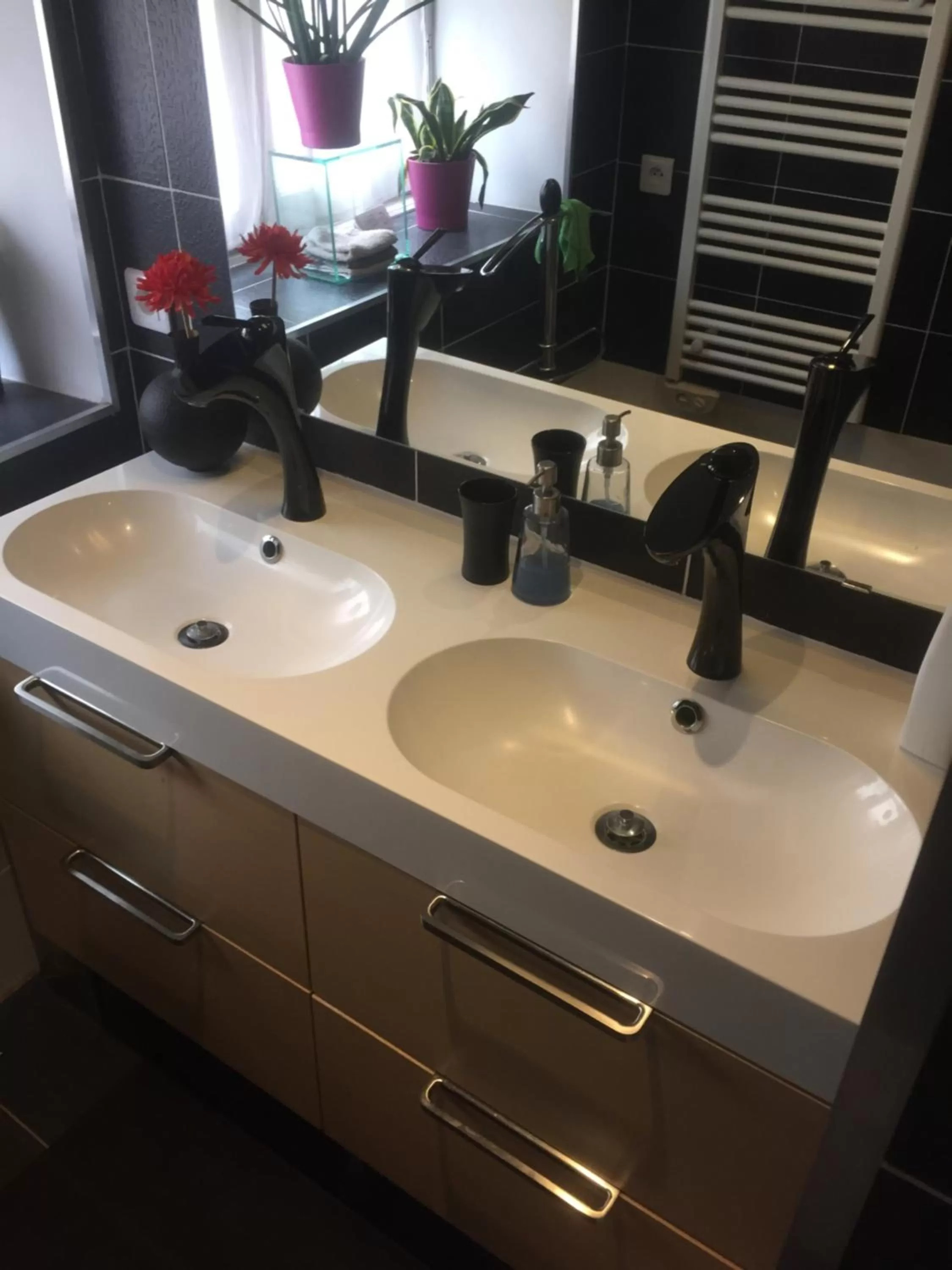 Lyon City Home's Bed & Breakfast