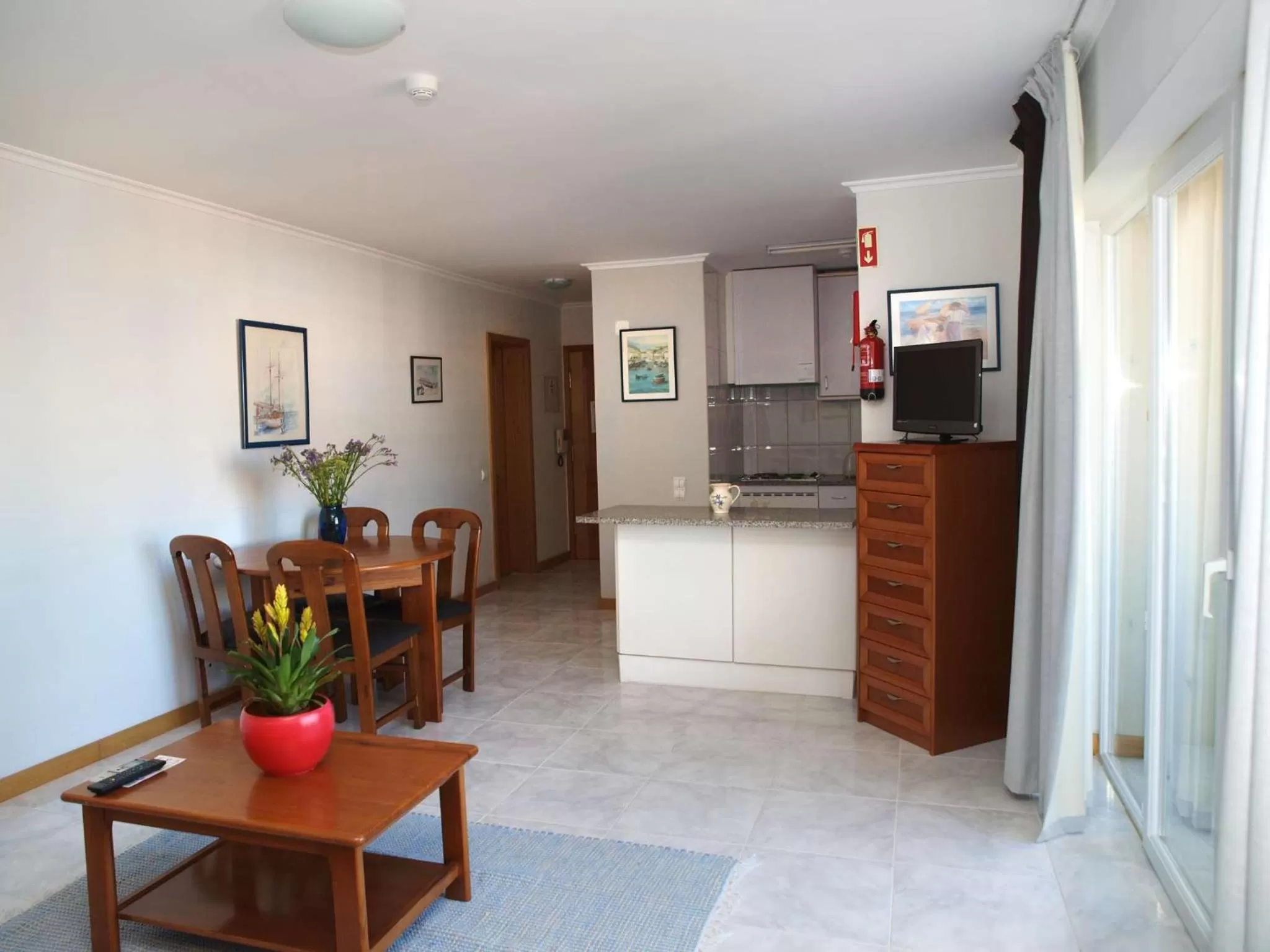 Kitchen or kitchenette in Apartamentos Jardins da Rocha