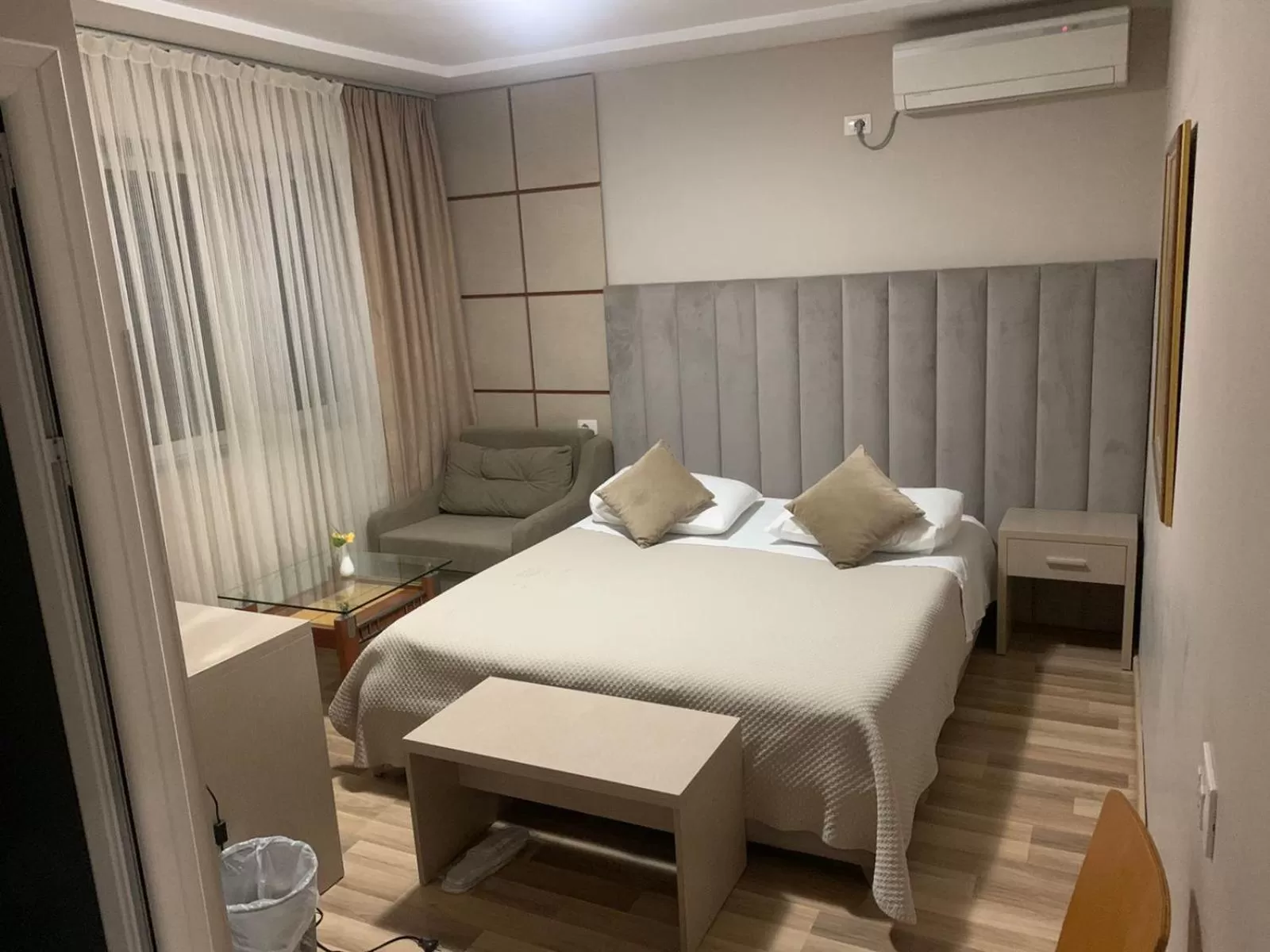 Bedroom, Bed in Freddy's Hotel