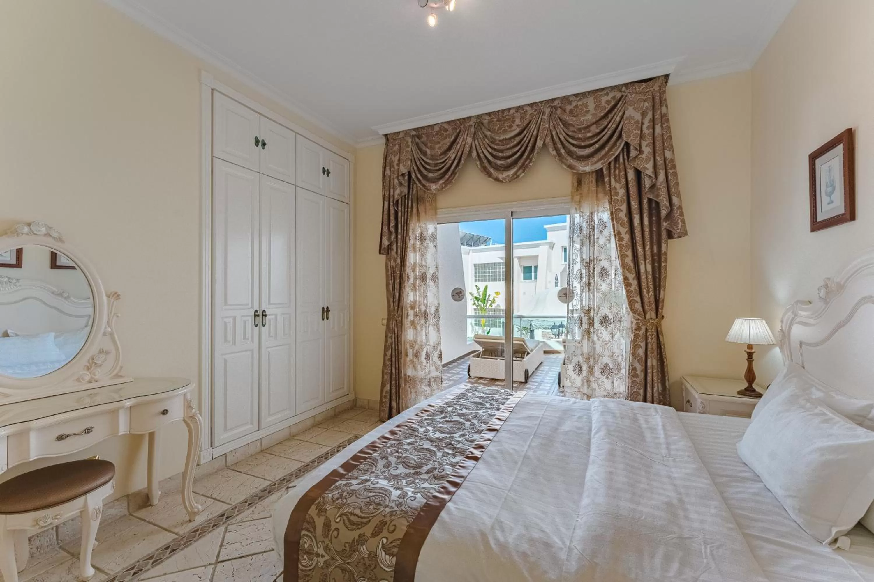 Bed in Flamingo Suites Boutique Hotel