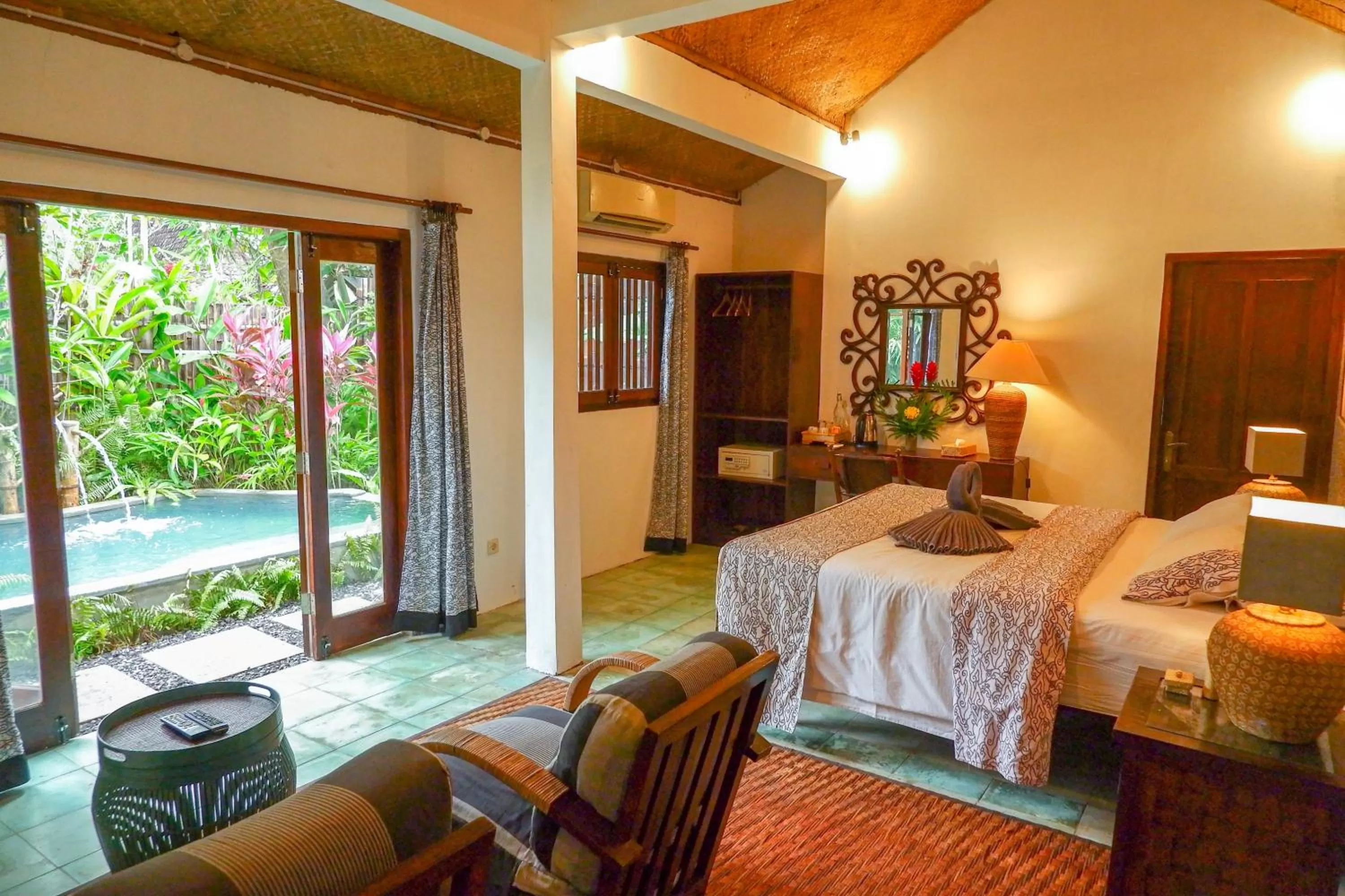 Property building, Bed in D'omah Yogya Hotel