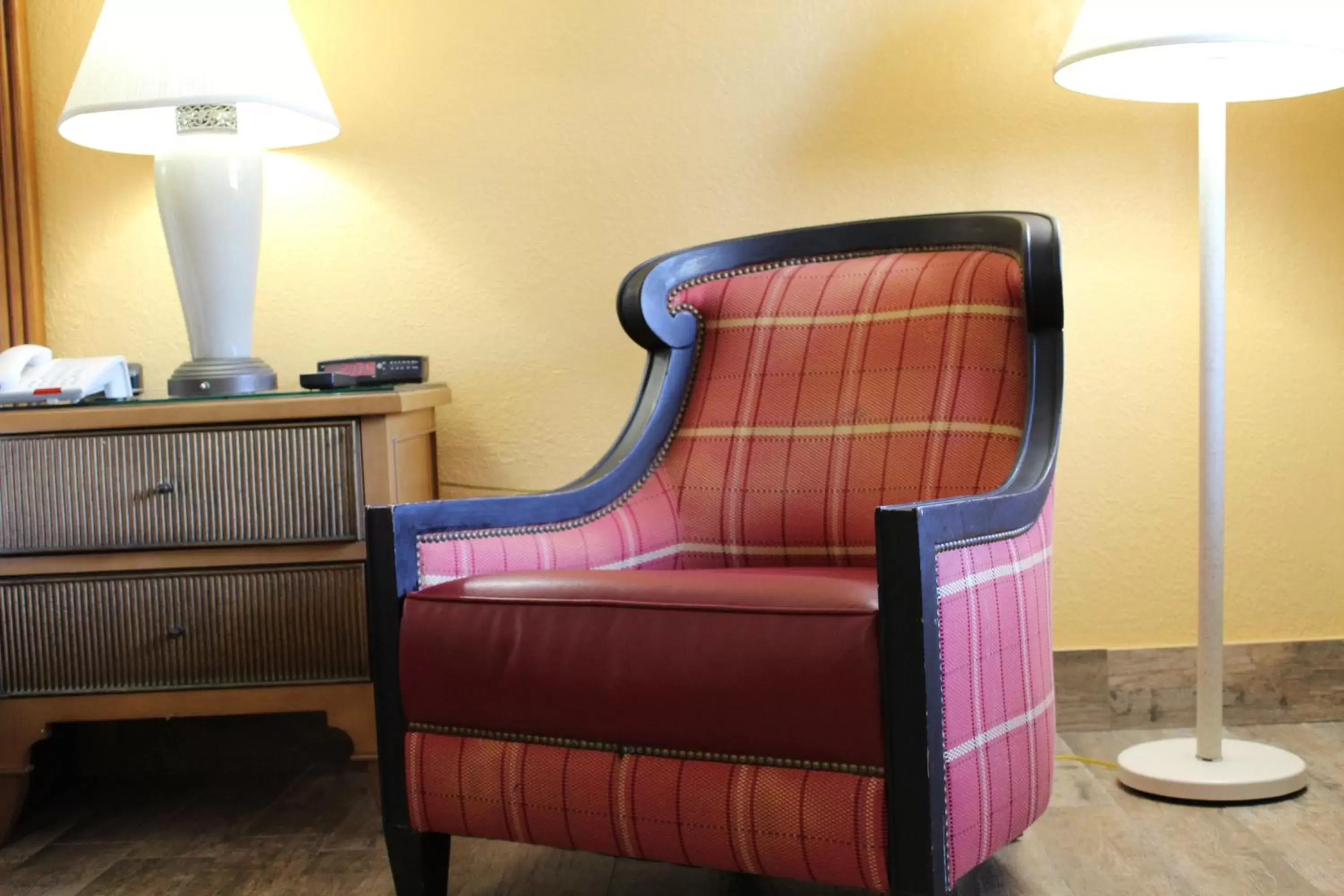 Queen Room with Bathtub - Disability Access/Non-Smoking - Exterior Hall in Quality Inn Florida City - Gateway to the Keys Queen Room with Bathtub - Disability Access/Non-Smoking - Exterior Hall in Quality Inn Florida City - Gateway to the Keys