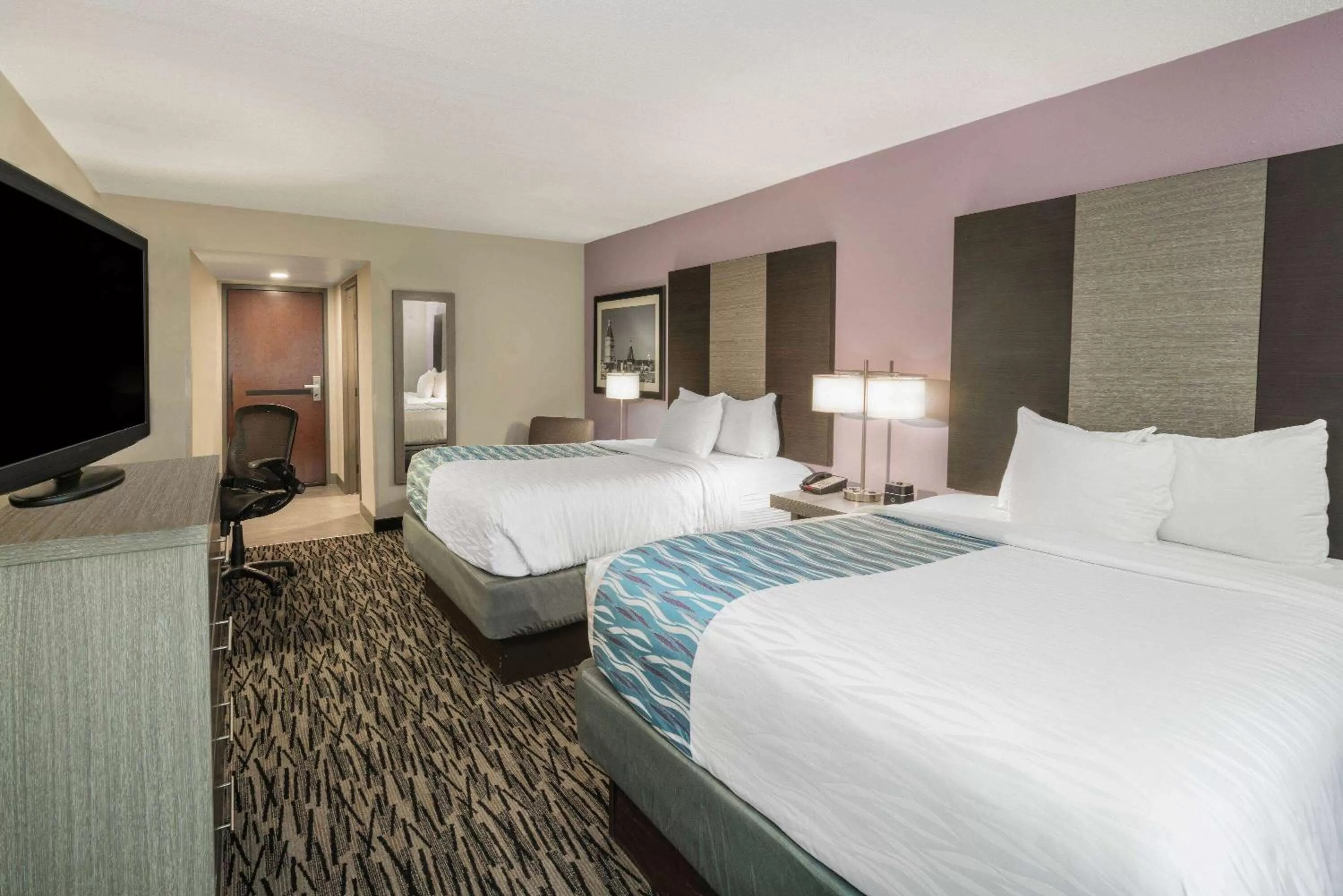 Photo of the whole room, Bed in La Quinta by Wyndham Clarksville