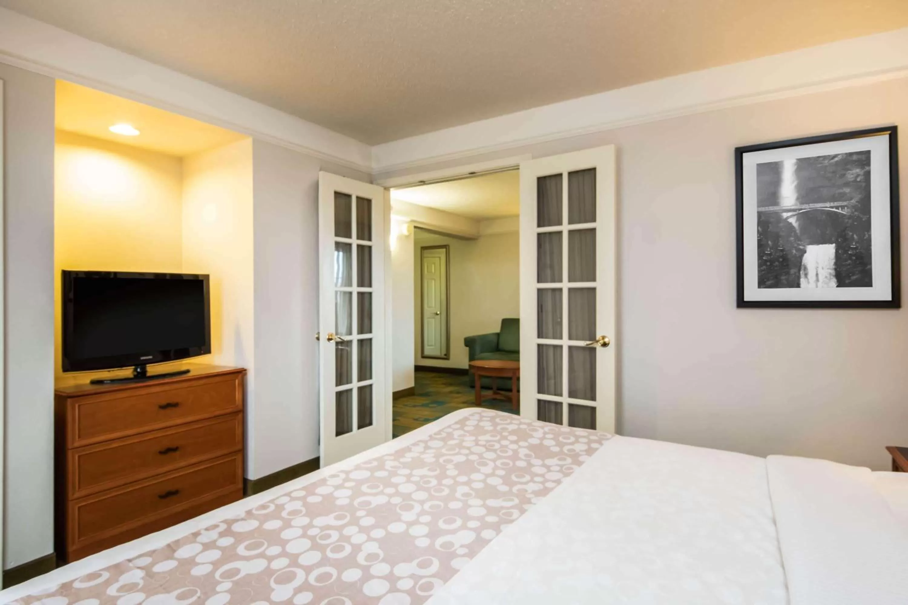 Photo of the whole room, Bed in La Quinta by Wyndham Colorado Springs South Airport
