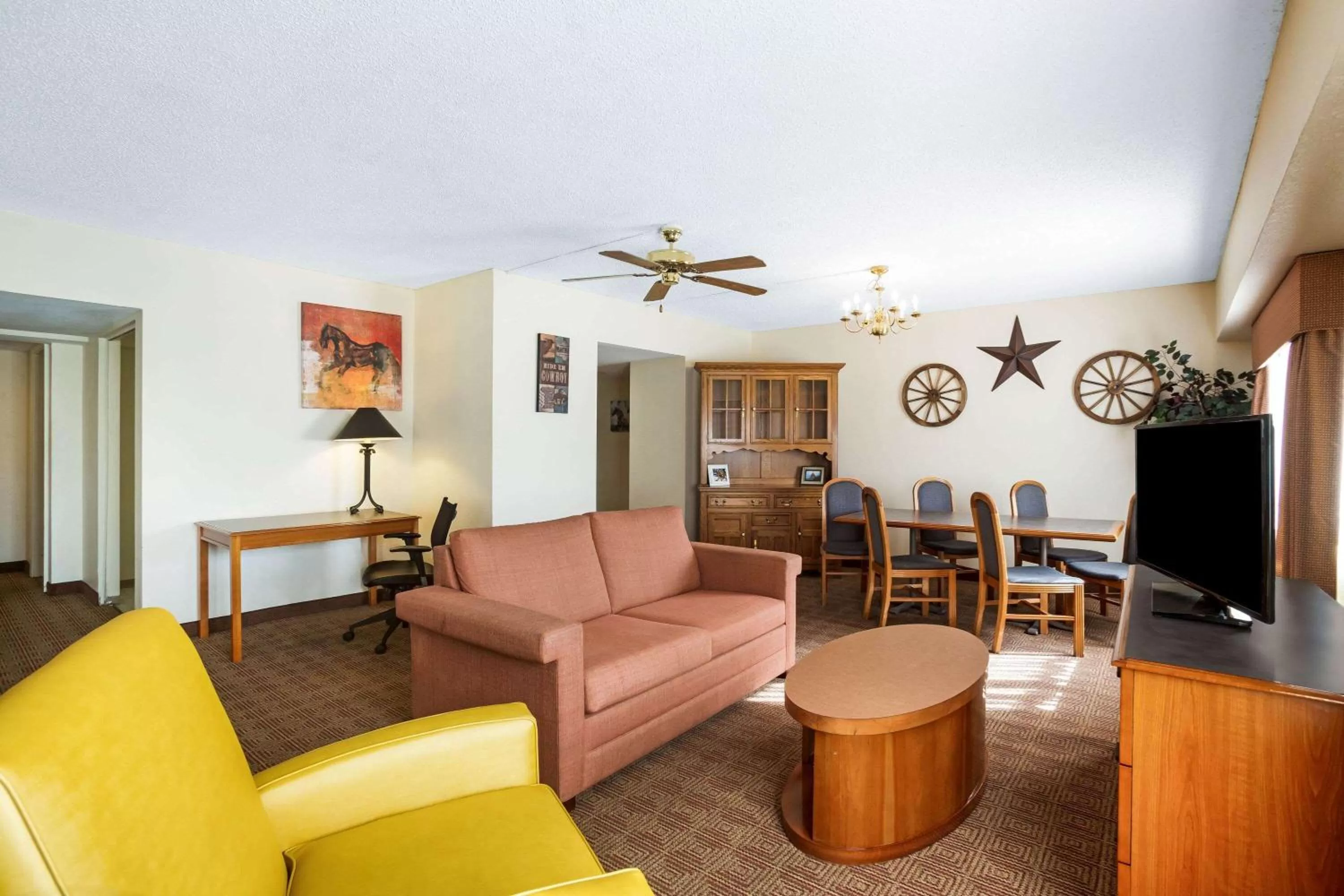 TV and multimedia in La Quinta Inn by Wyndham Austin Capitol / Downtown