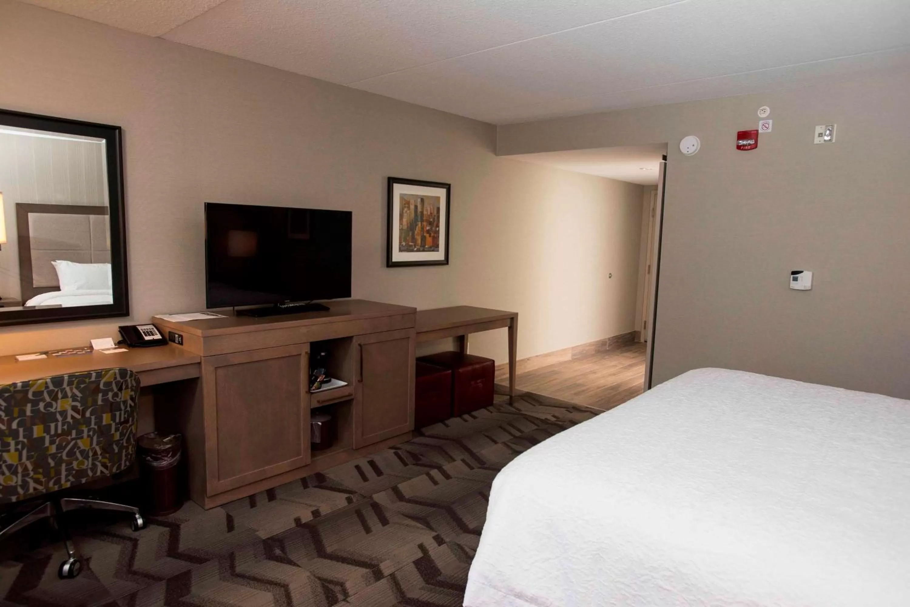 Bed in Hampton Inn & Suites by Hilton Thunder Bay