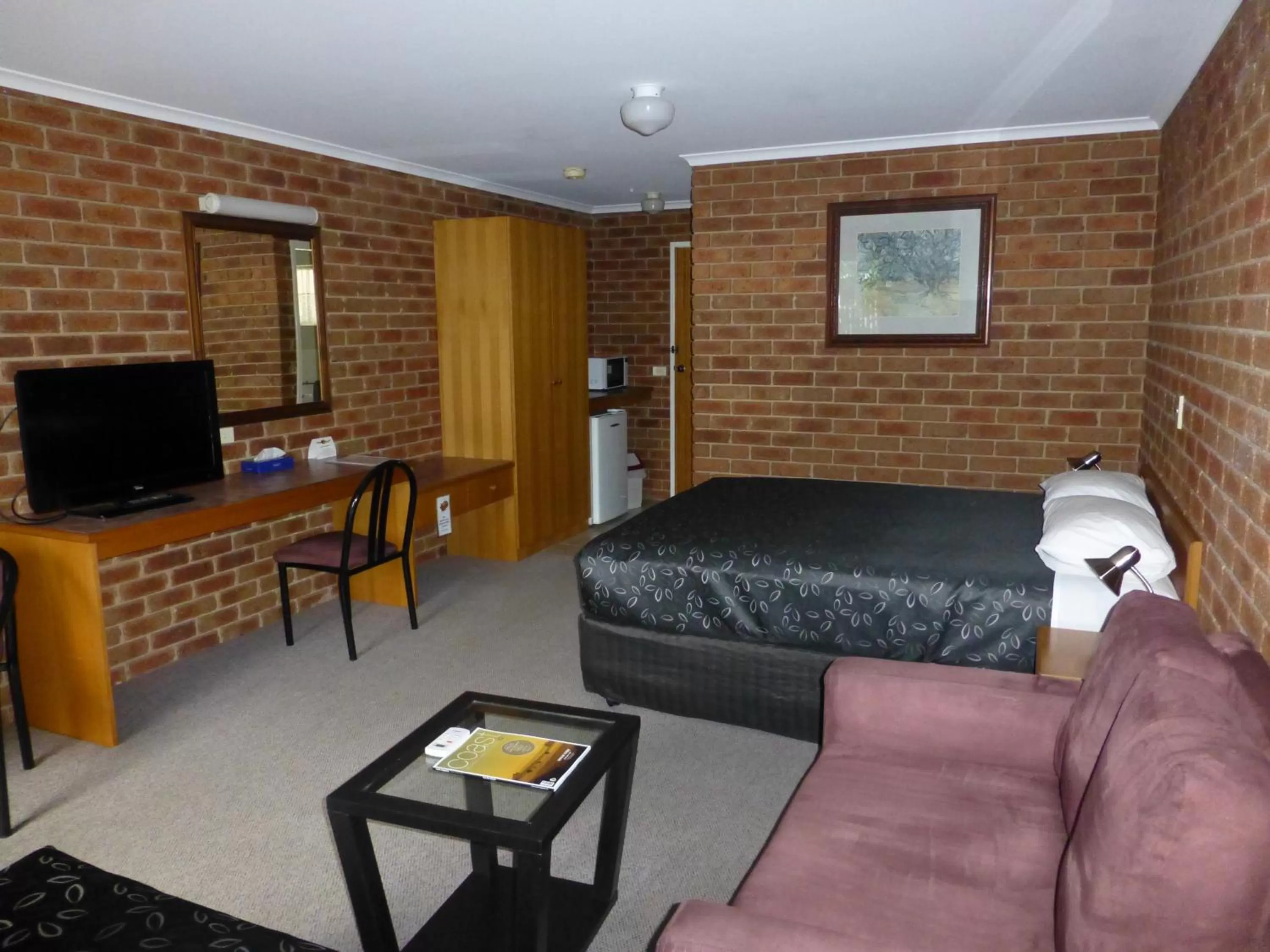 Photo of the whole room, TV/Entertainment Center in Inverloch Central Motor Inn