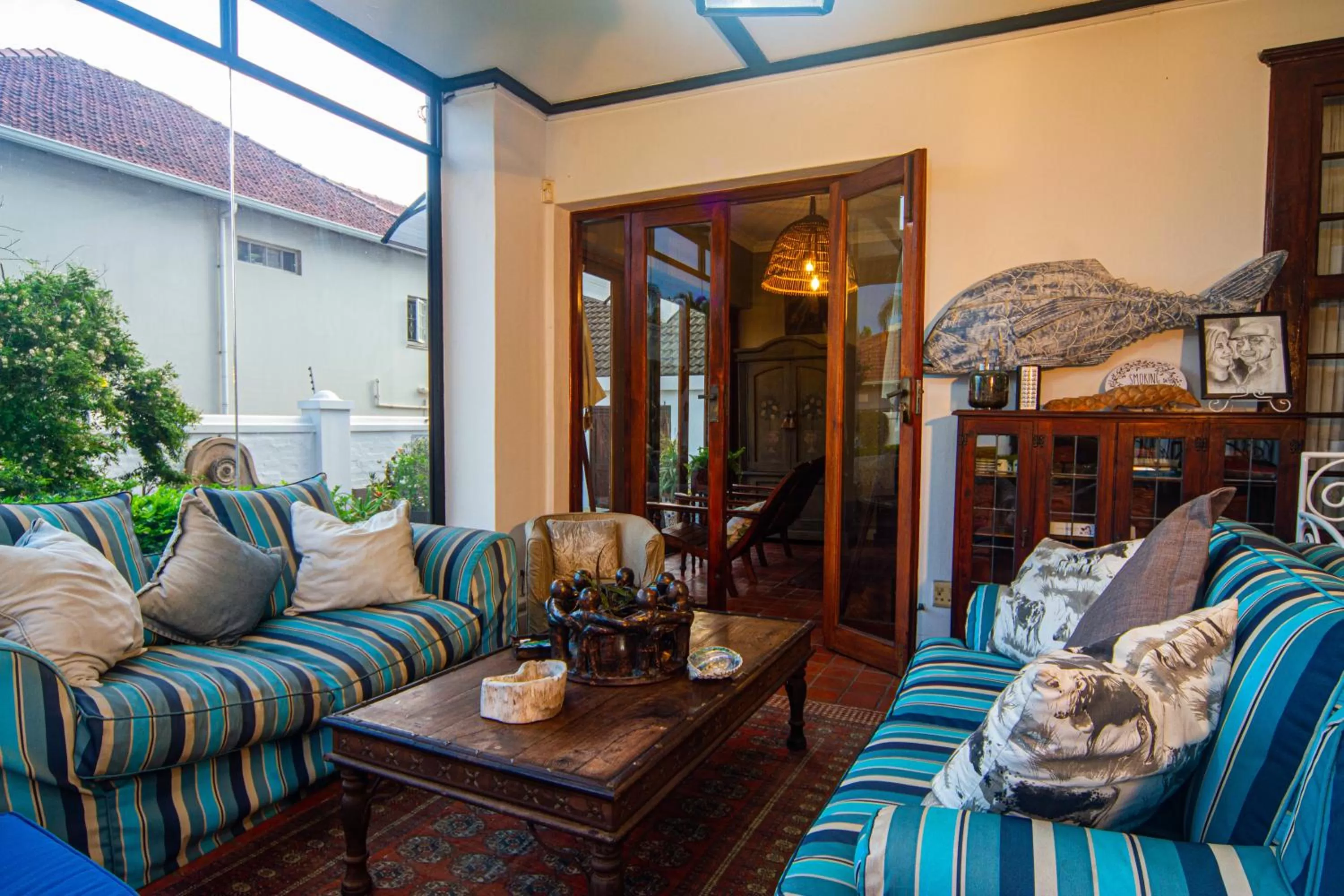 Communal lounge/ TV room in Holland House B&B