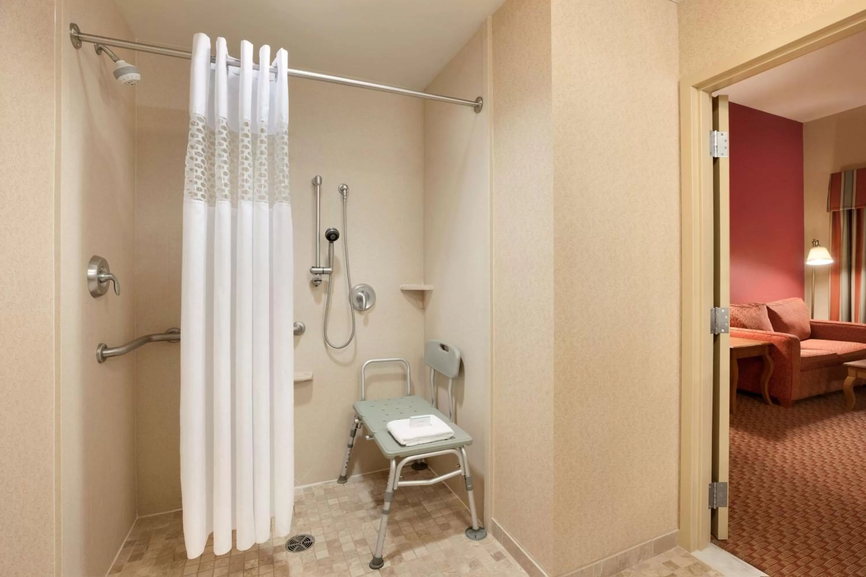 Bathroom, Bed in Hampton Inn & Suites East Hartford