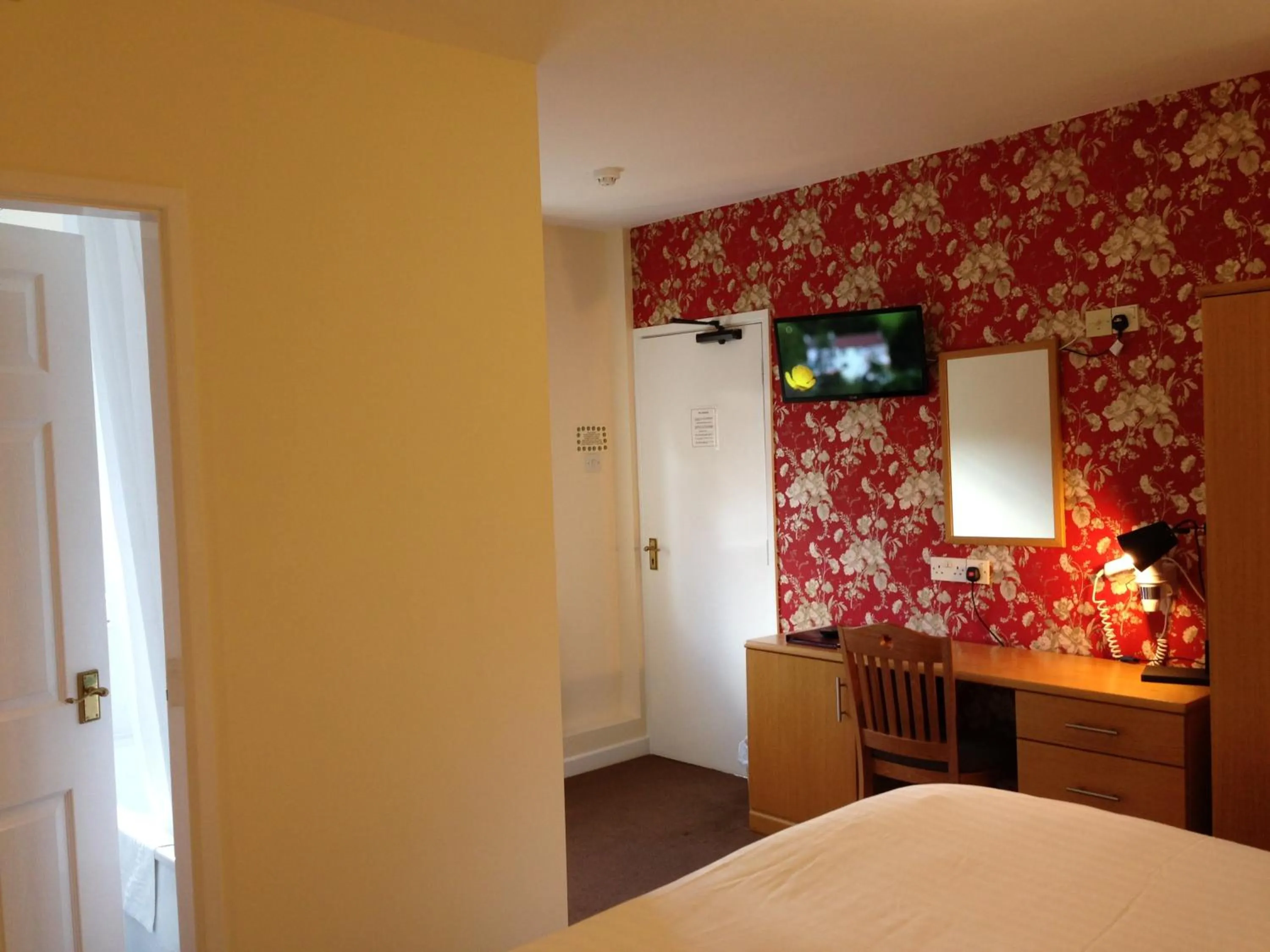 Bedroom, Bed in Ely House Hotel