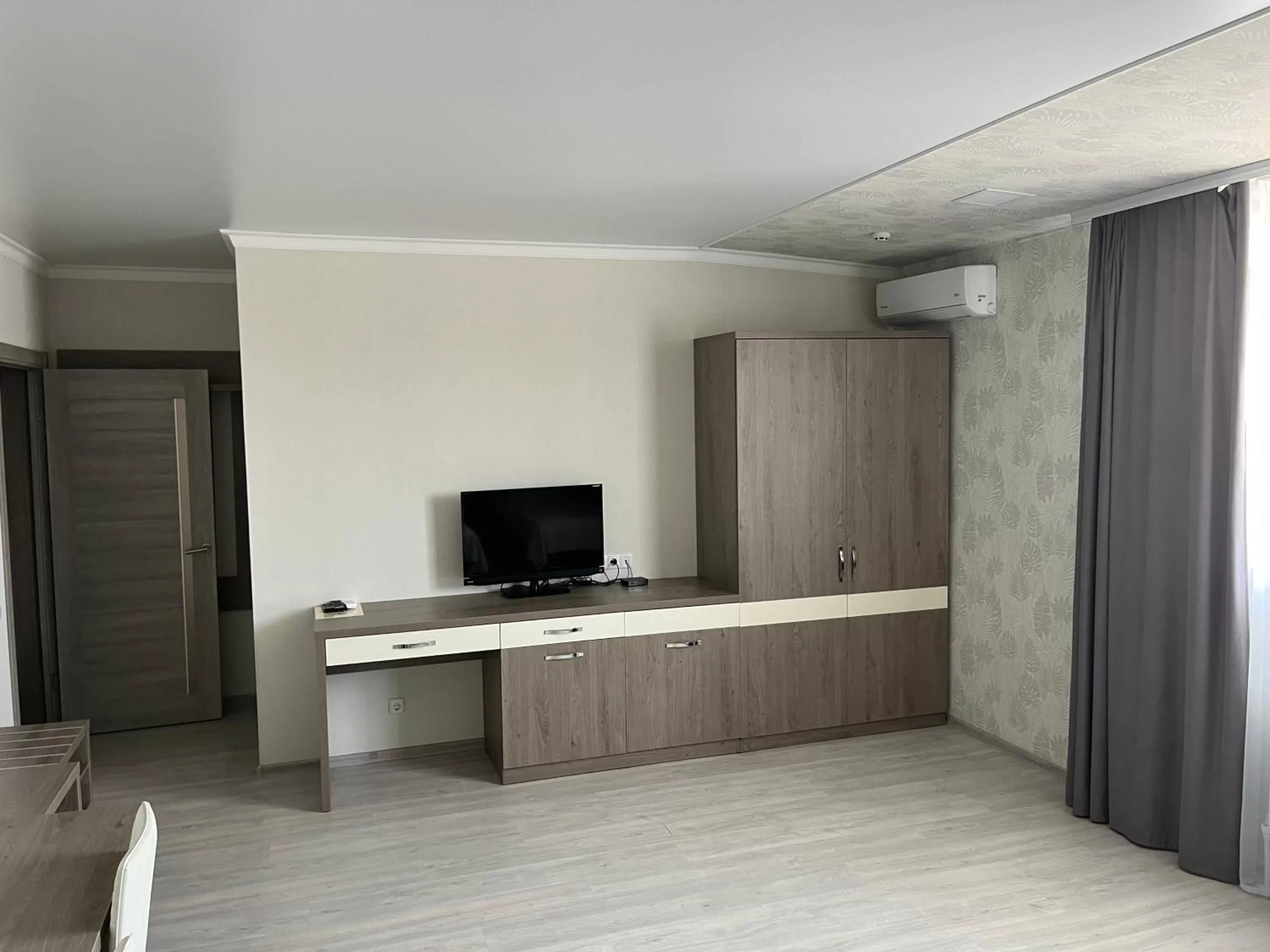 TV and multimedia, TV/Entertainment Center in Elite Hotel