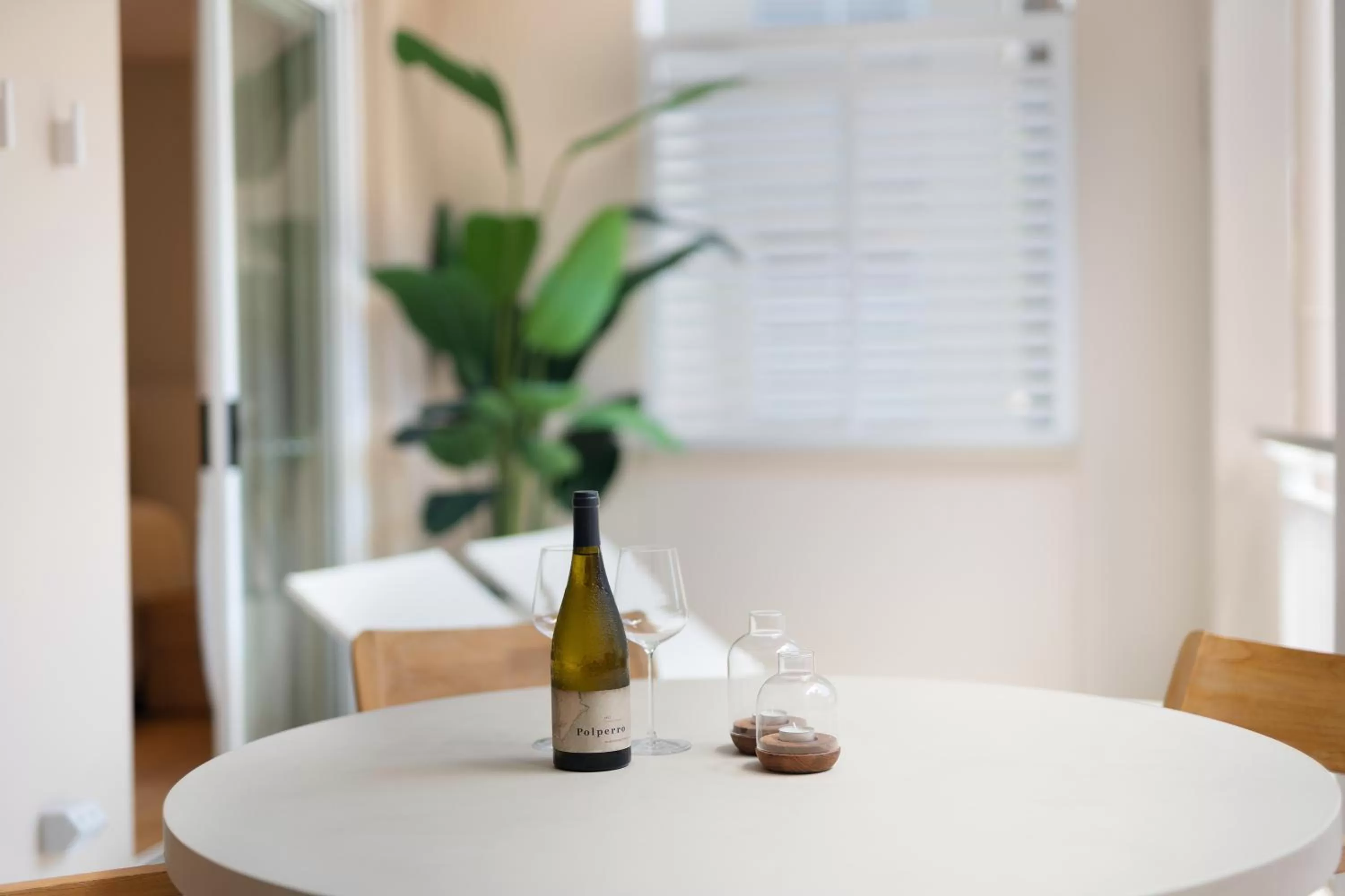 Dining area in Laguna on Hastings