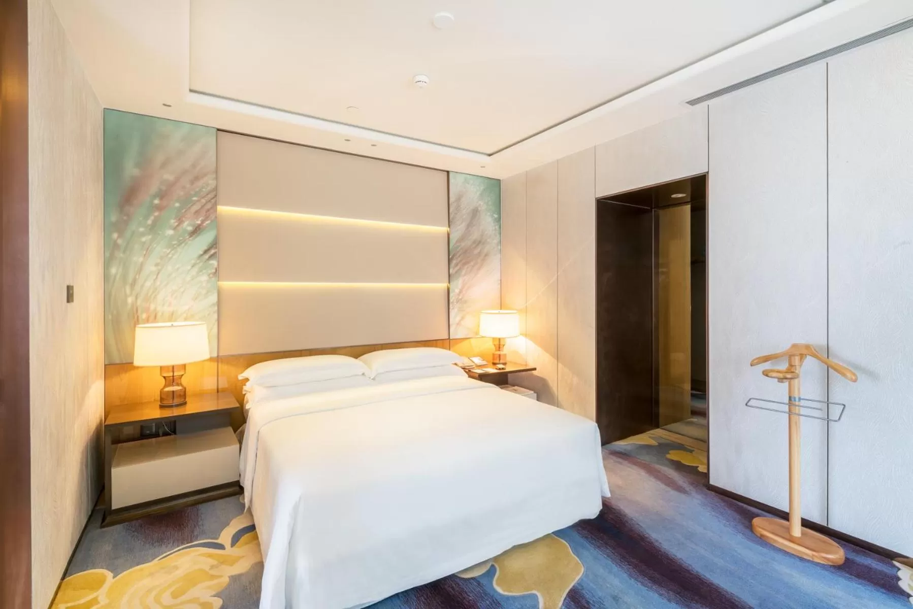 Bed in Sheraton Huzhou Taihu Lake Hot Spring Resort & Spa