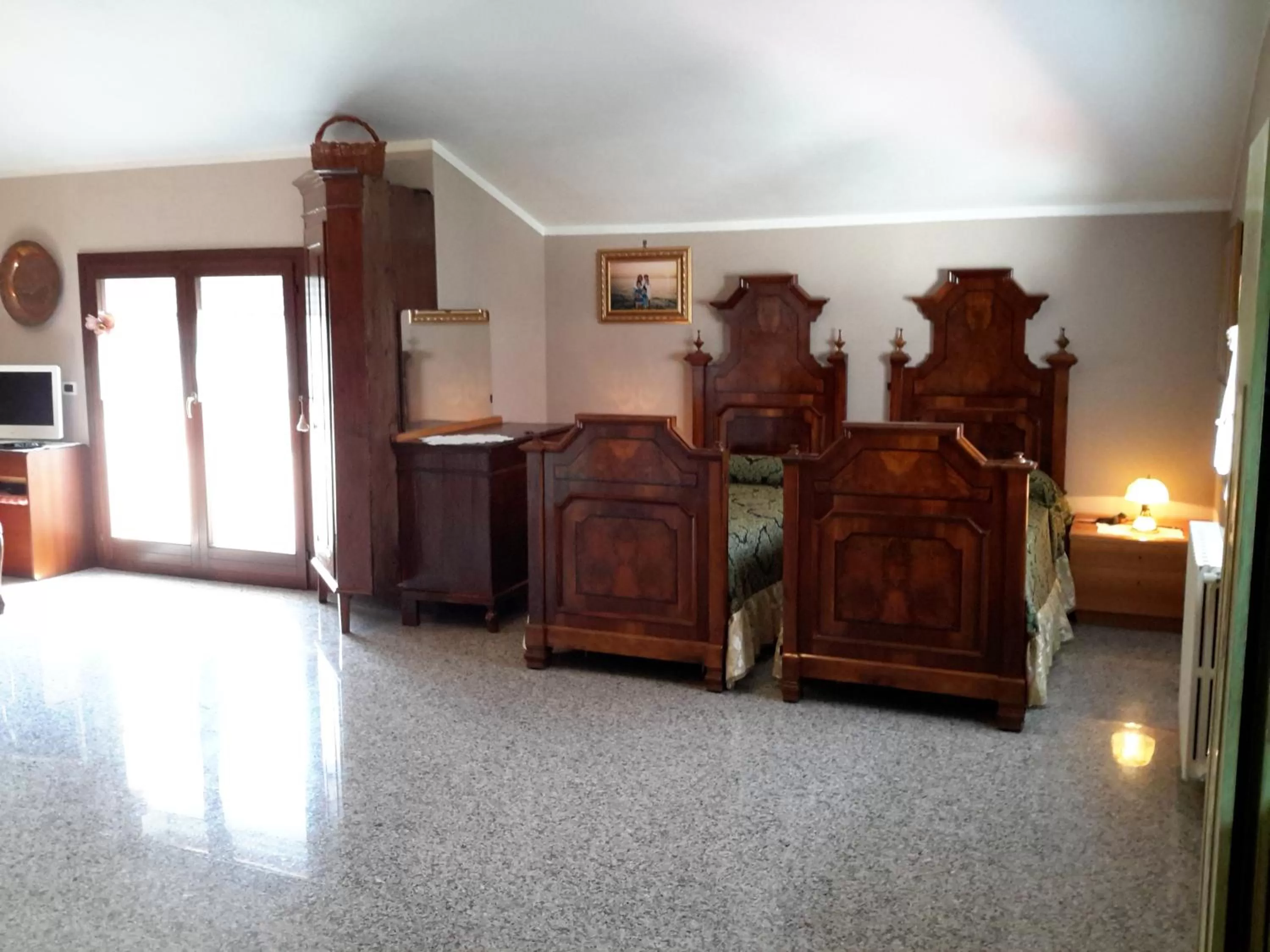 Photo of the whole room, Kitchen/Kitchenette in B&B Amy&Julie