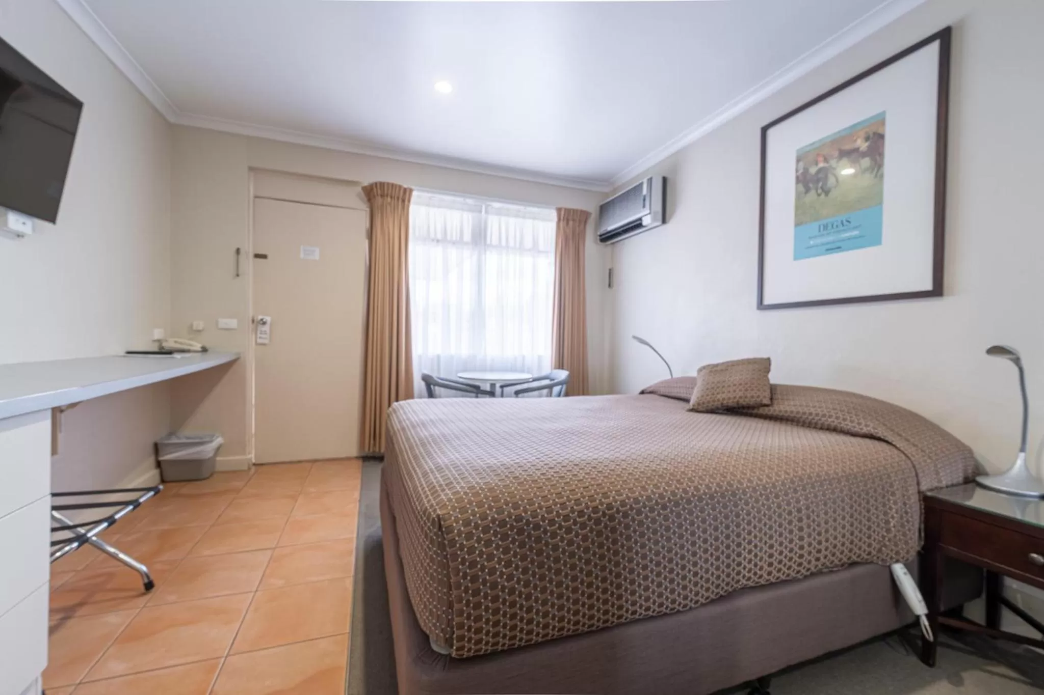 Photo of the whole room, Bed in Forrest Hotel & Apartments