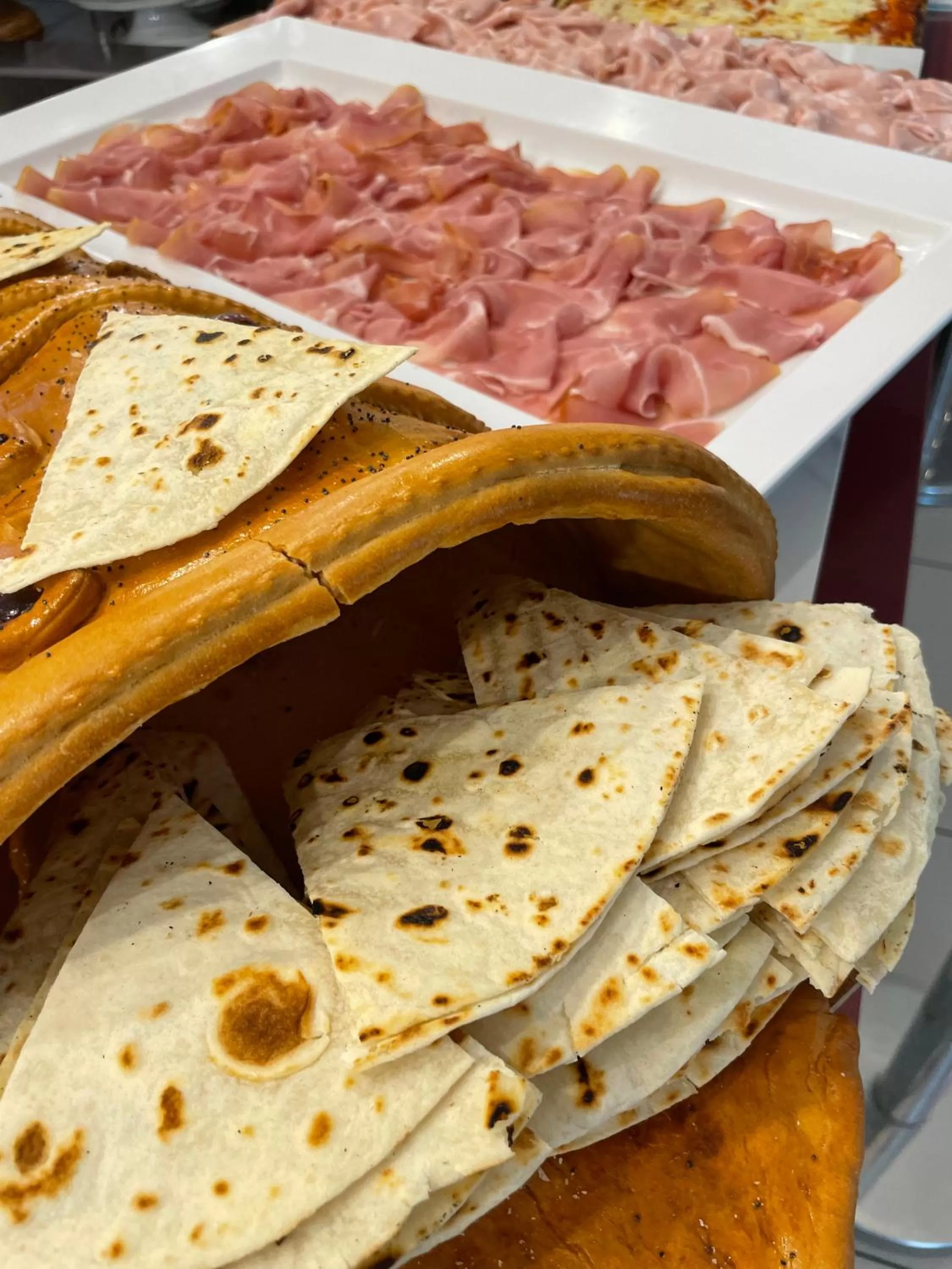 Restaurant/places to eat in Yes Hotel Touring & SPA