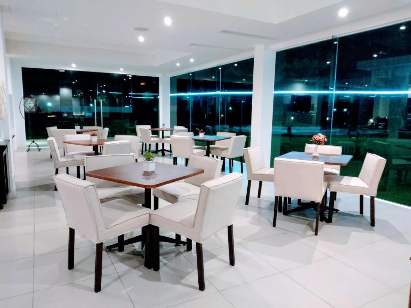 Restaurant/Places to Eat in The White Garden Premier Saraburi