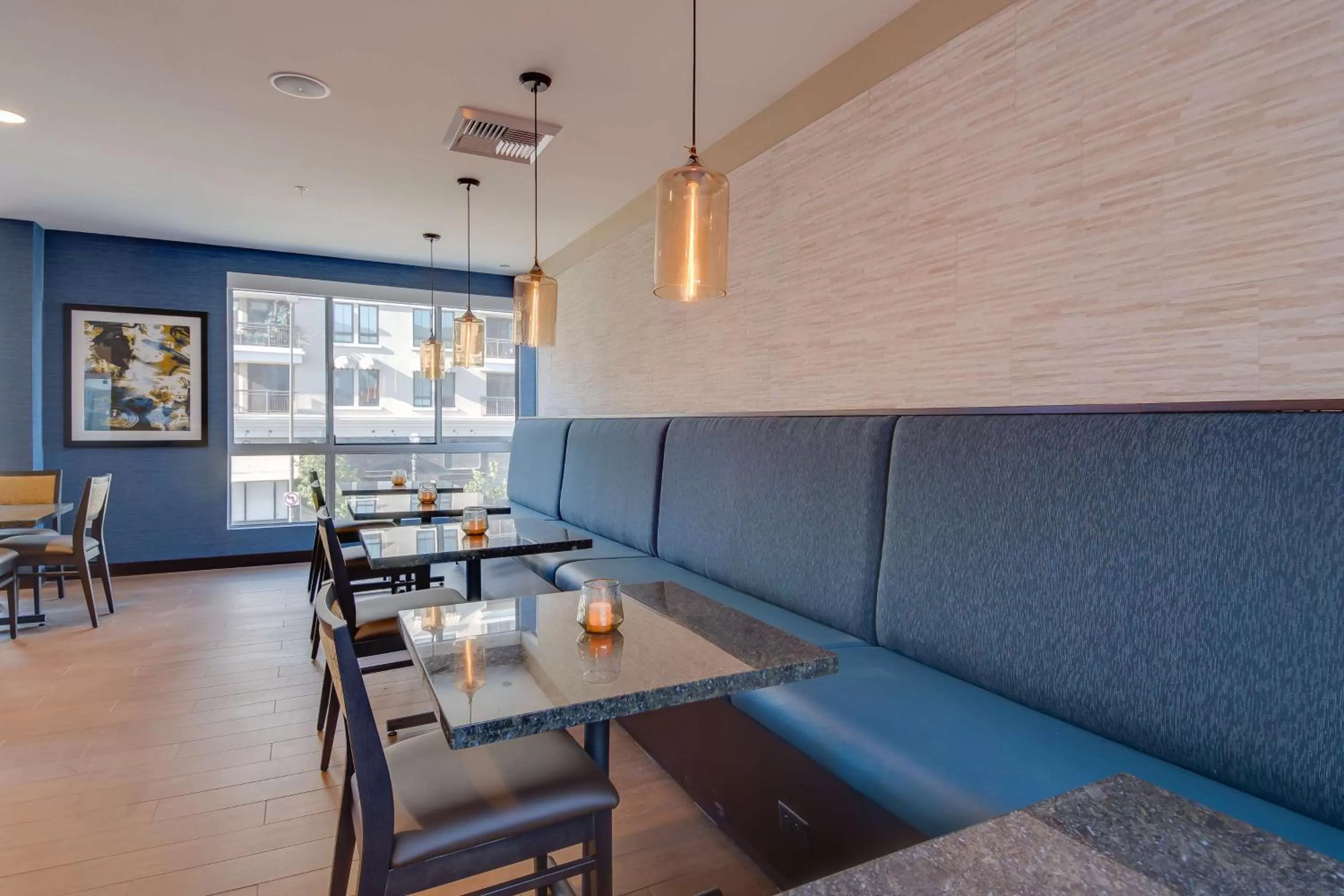 Restaurant/places to eat in Hampton Inn & Suites Los Angeles - Glendale