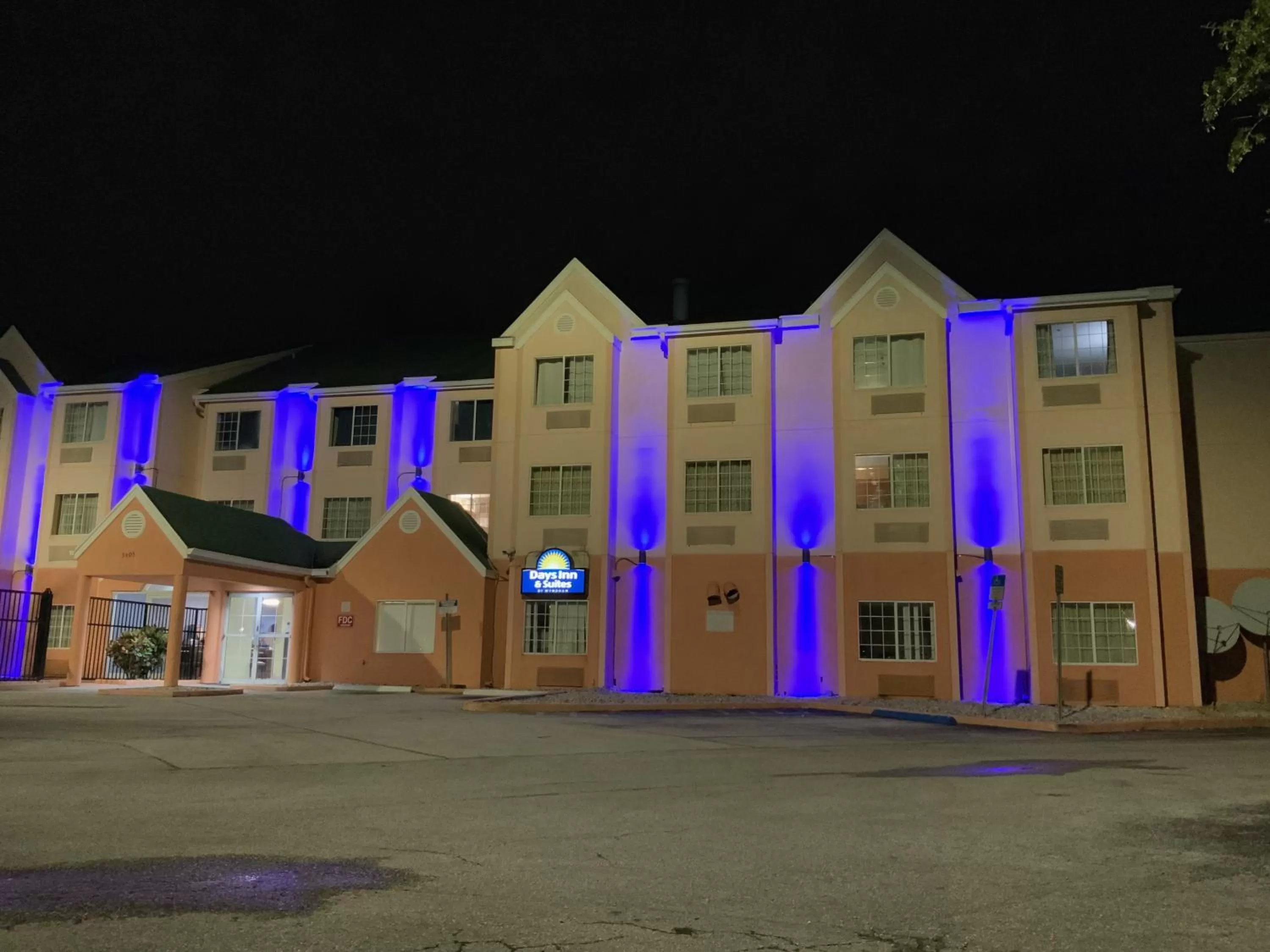 Decorative detail in Days Inn & Suites by Wyndham Tampa/Raymond James Stadium