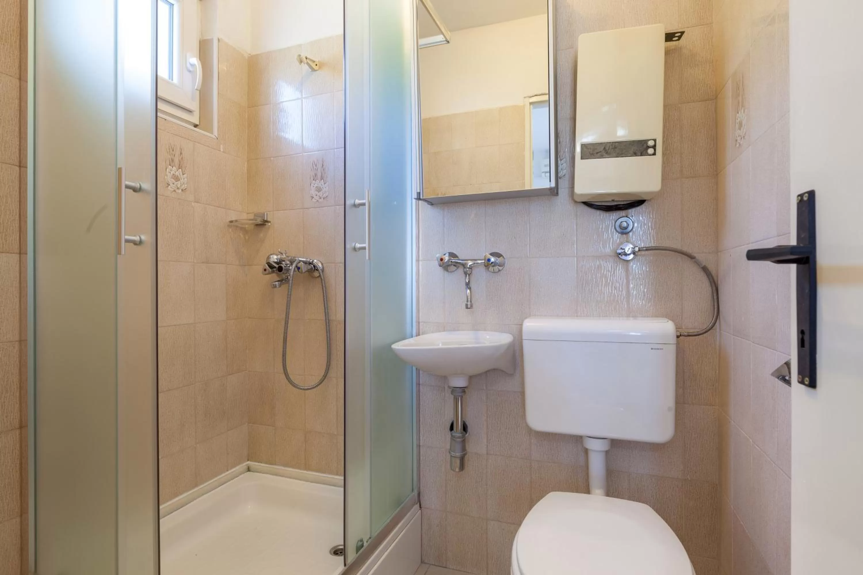 Shower, Bathroom in Rooms Marinac