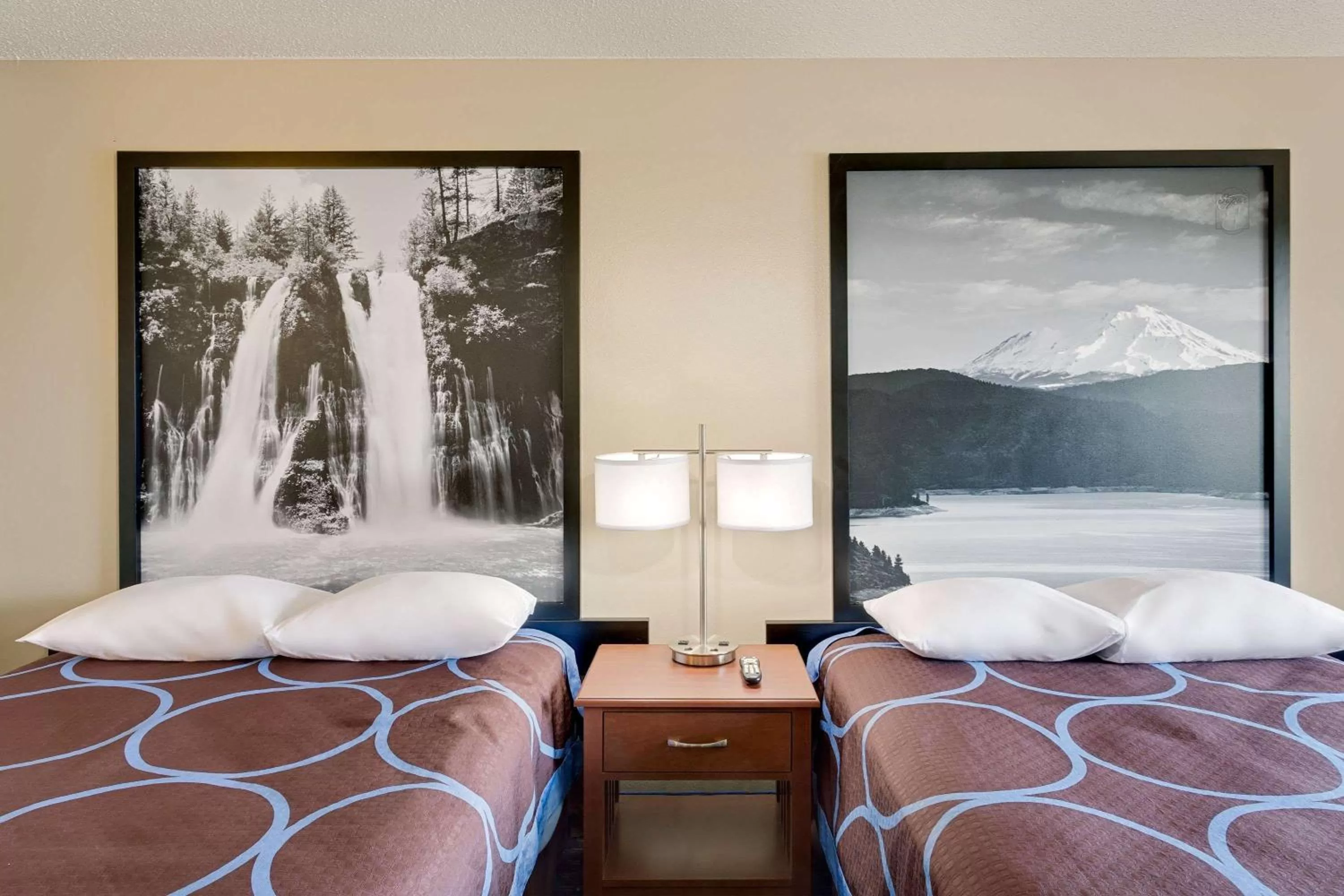 Photo of the whole room, Bed in Super 8 by Wyndham Alturas