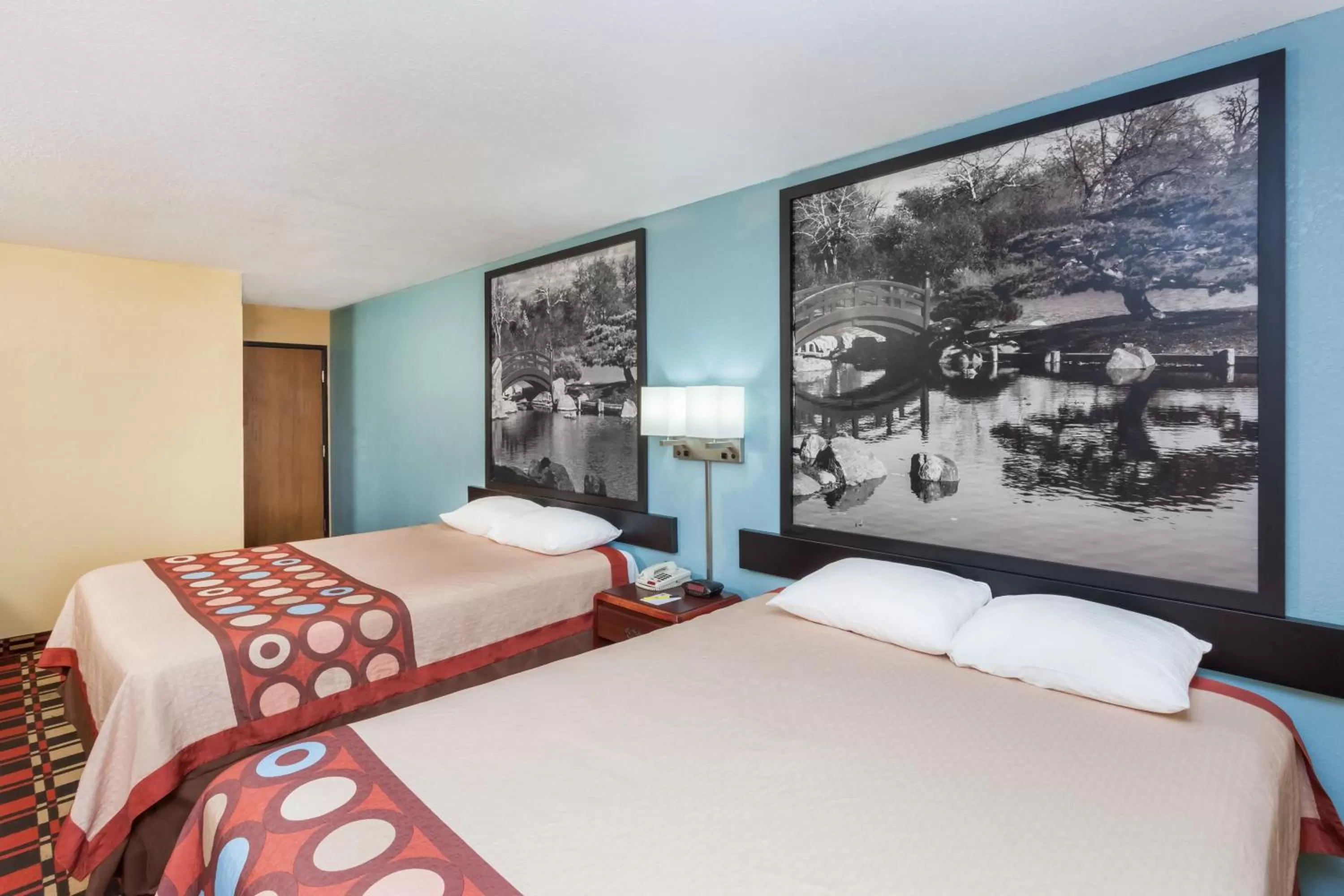 Bed in Econo Lodge Chillicothe