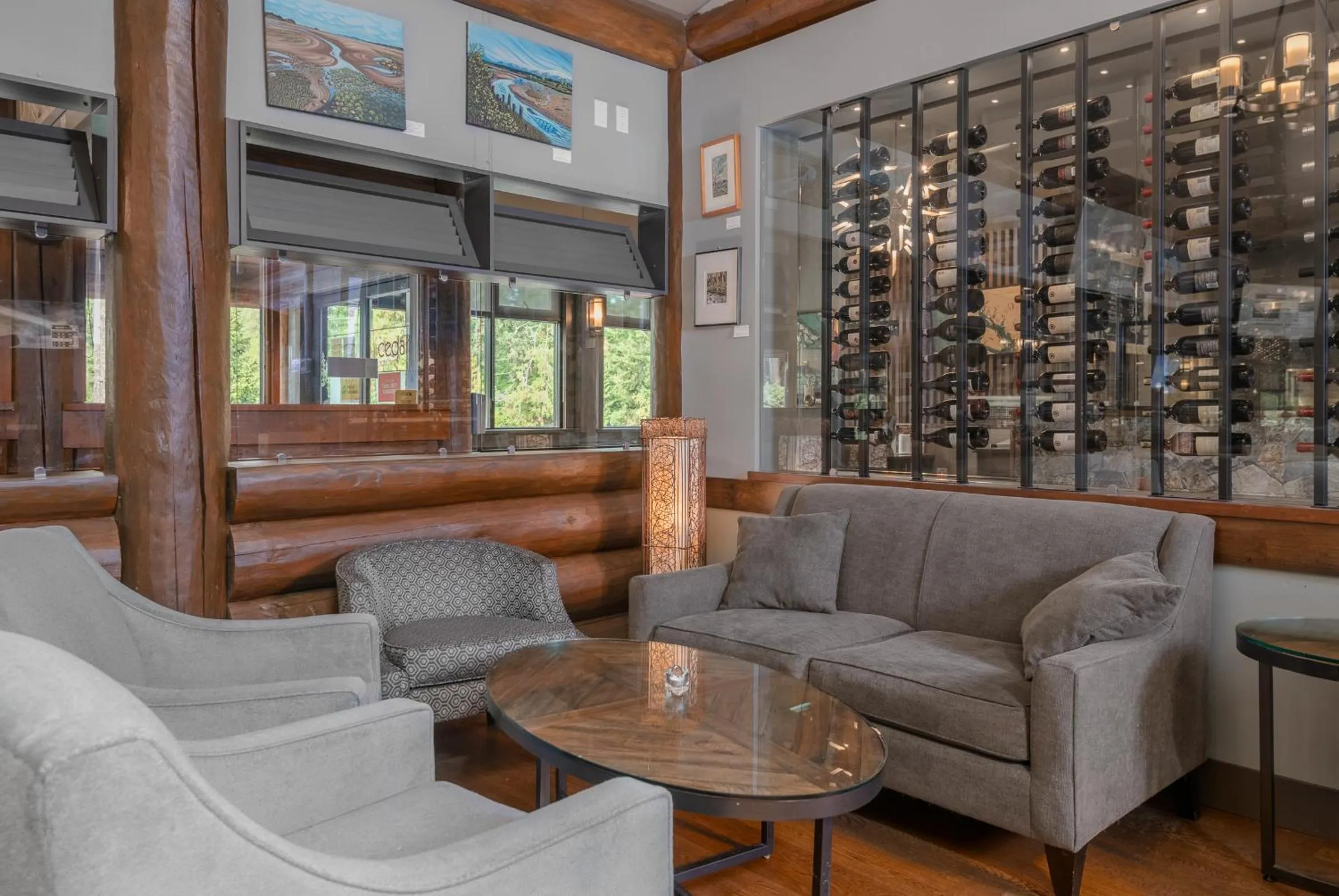 Lounge or bar in Tigh-Na-Mara Seaside Spa Resort