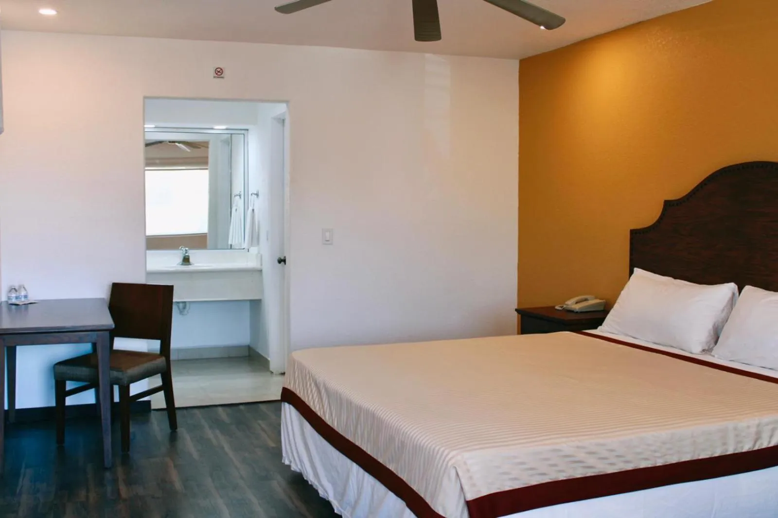 Bedroom, Bed in Estancia Inn