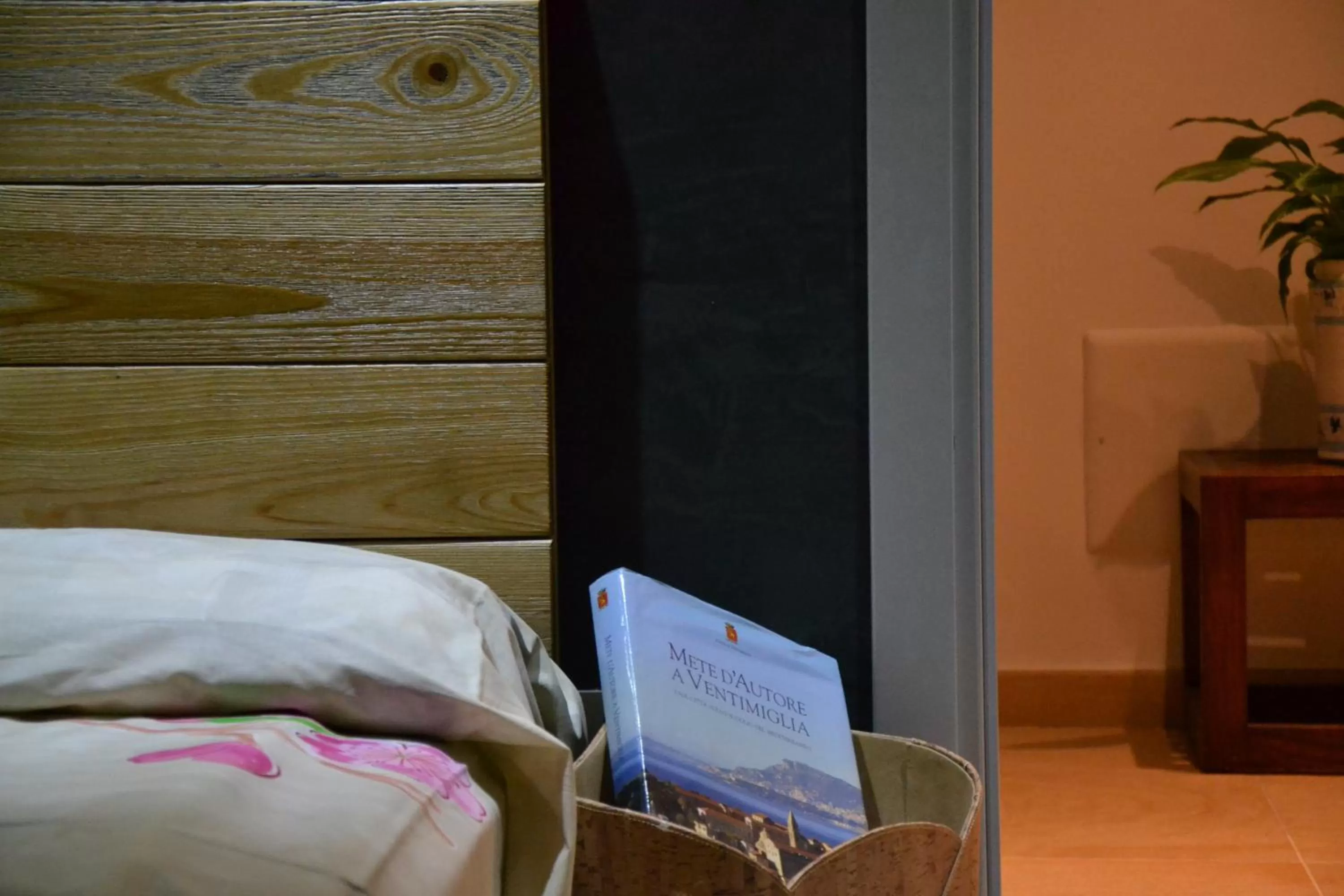 Decorative detail, TV/Entertainment Center in B&B Torre Porta Marina