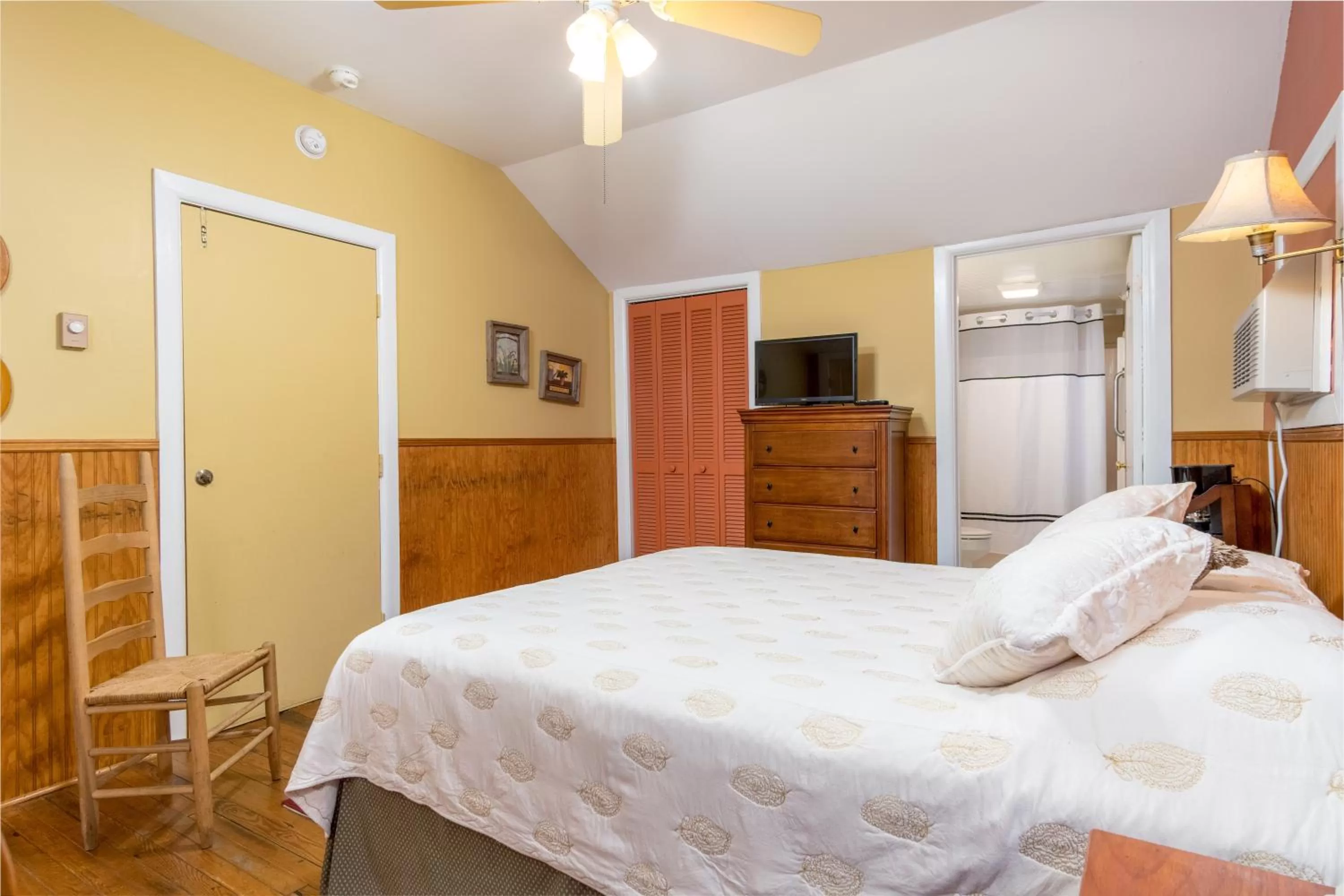 Bed in Highland Lake Inn & Resort - Flat Rock